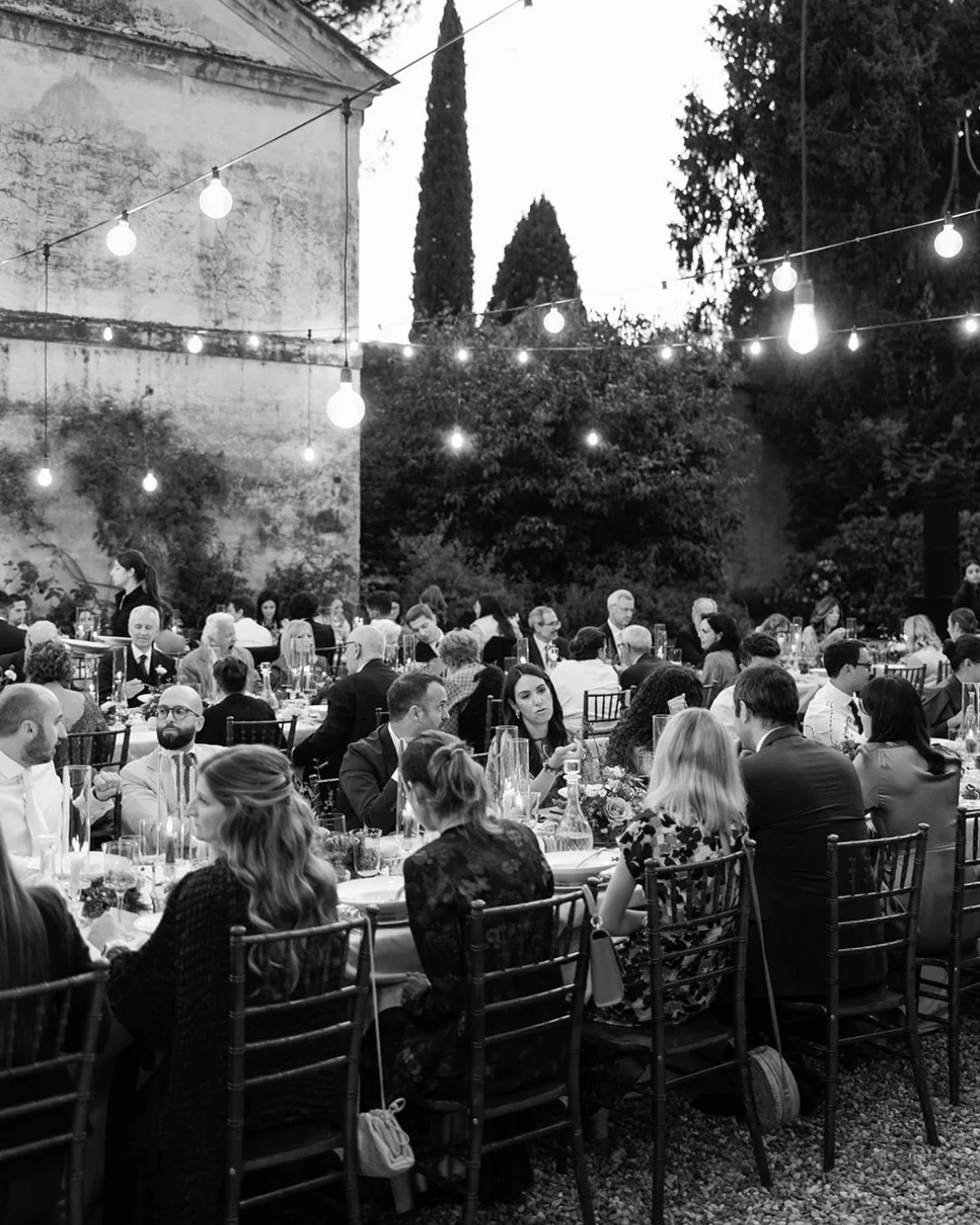 Francesca &amp; Davide&rsquo;s wedding at @villa_semenza was all about atmosphere.

There&rsquo;s something about music, light, and space that changes how a celebration feels, and how it photographs.

This dinner was set in the historic courtyard of 
