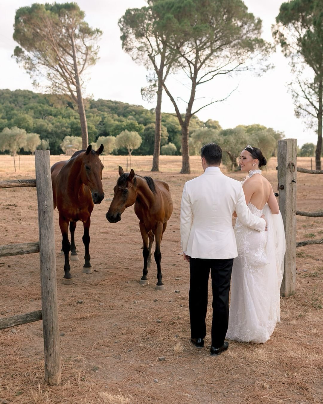 Golden light, cypress-lined paths, a few curious horses&mdash;and one impeccably styled couple. ✨

@_marketavlckova and @olarescustas &rsquo; wedding at La Pescaia was a celebration of romance, elegance, and all the quiet in-between moments that make