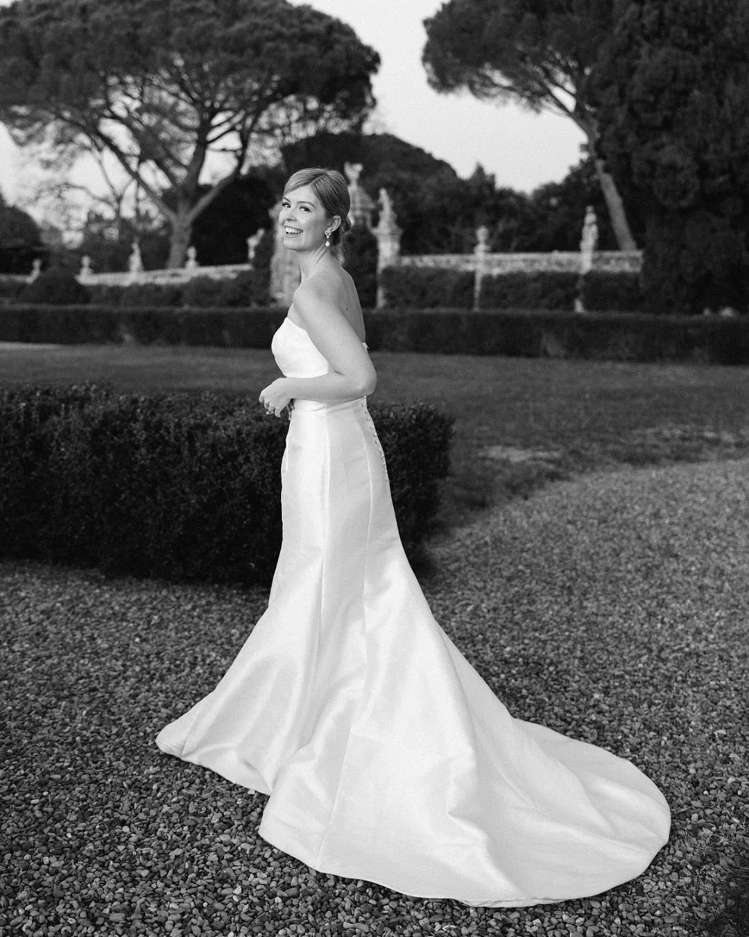 There&rsquo;s something about Villa di Geggiano that makes even the simplest moments feel cinematic.
Maybe it&rsquo;s the soft patina on the walls, or the quiet elegance of the gardens at dusk.
Maybe it&rsquo;s the way Tuscany holds light just a litt