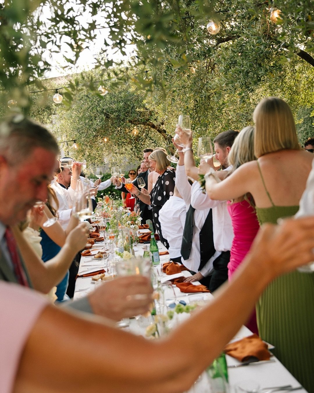 As the sun dipped behind the ancient walls of Castello Oldofredi, @paigelilywilson &amp; Jonathan gathered their loved ones for a romantic al fresco dinner beneath the olive trees. ✨

Long tables, candlelight, warm Italian air, and the sound of laugh