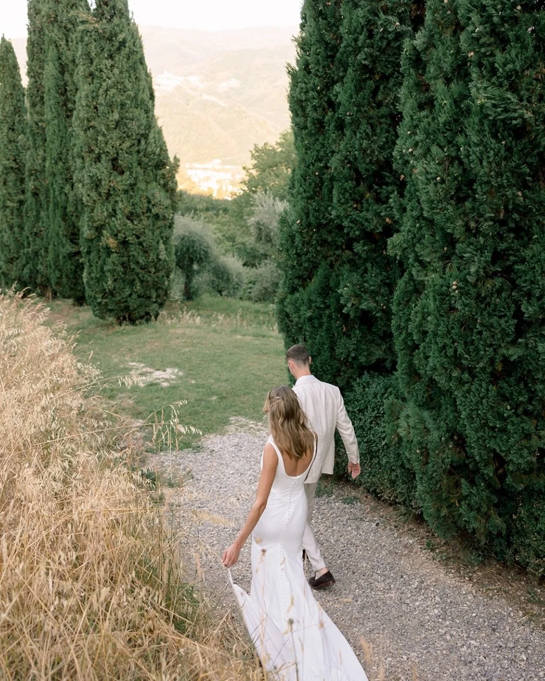 Some of my favs from Hollie and Lewis&rsquo; wedding at Villa Catureglio in Tuscany. ✨

Planning: @mirka_wedding_planner 
Venue: @villacatureglio 
Catering: @deliziaricevimenti 
Music: @blacksaxofficial 
Flower design: @i.fiori.di.nadia 
Video: @thre
