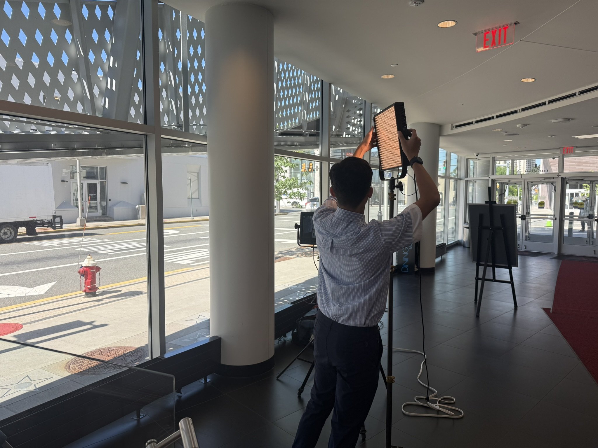 Ian setting up 1.JPEG