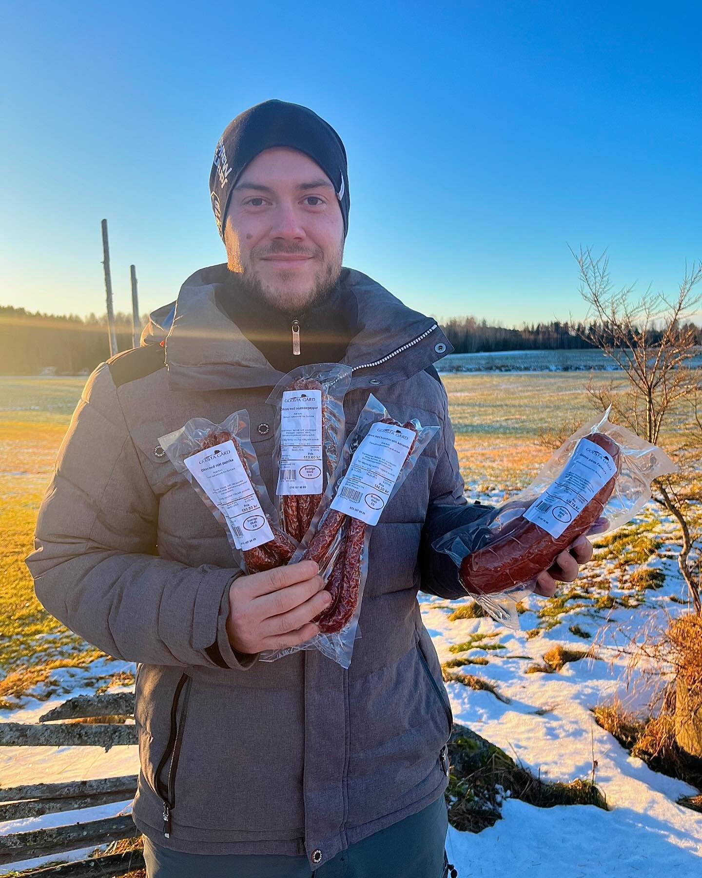 Som de k&ouml;rv-&auml;lskare vi &auml;r har vi l&aring;tit oss f&aring; hj&auml;lp med att tillverka korv &auml;ven i &aring;r! Denna g&aring;ngen valde vi falukorv och tre olika sorters &ouml;lkorv 😃 
Smakerna p&aring; &ouml;lkorvarna &auml;r: r&o