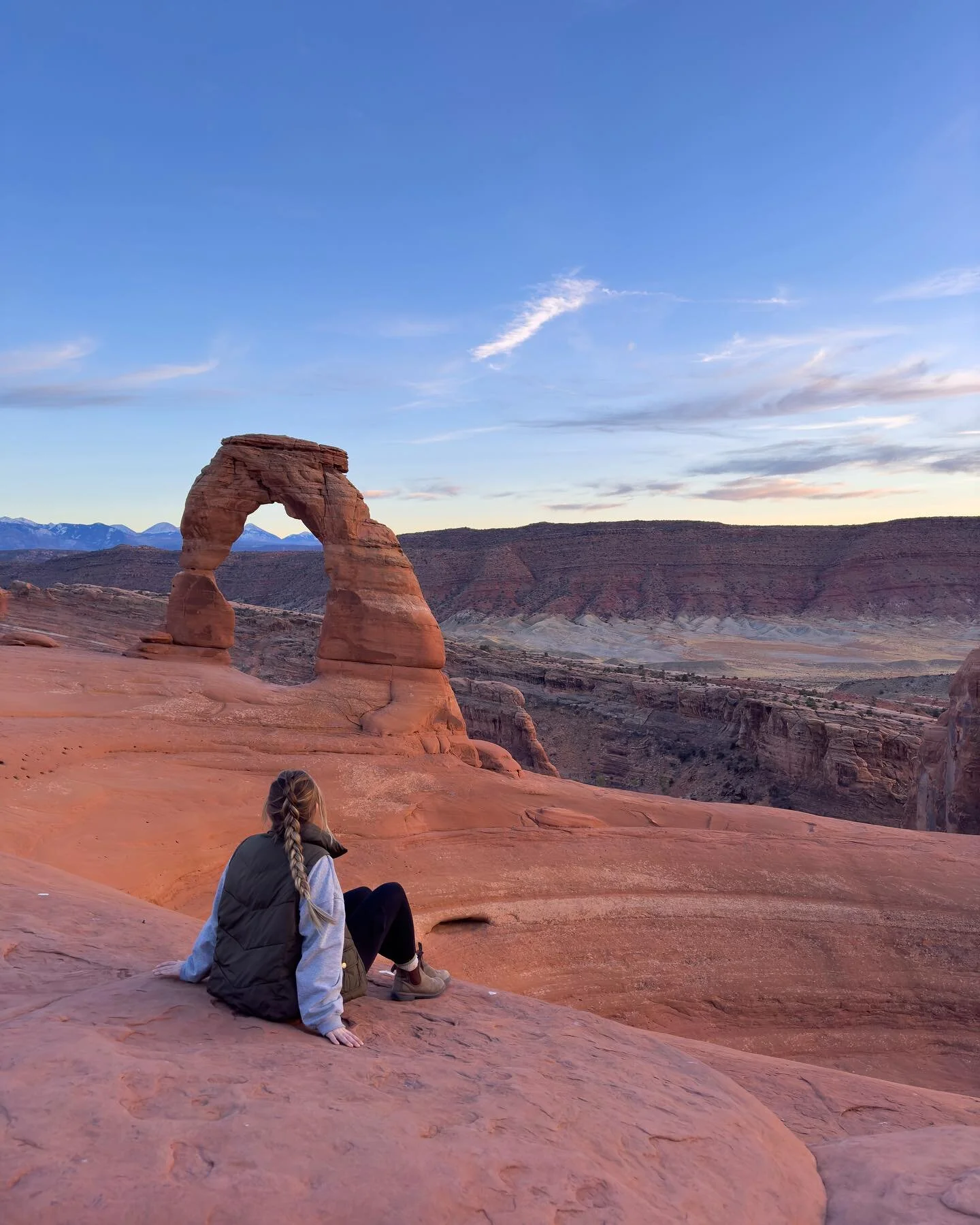 Don&rsquo;t skip out on this National Park while visiting Utah! 

Delicate Arch definitely made my top 3 hikes. I highly suggest going for sunset 🌅 

#utah #archesnationalpark #delicatearch #roadtrip #influencermastercourse #travelphotography #sunse