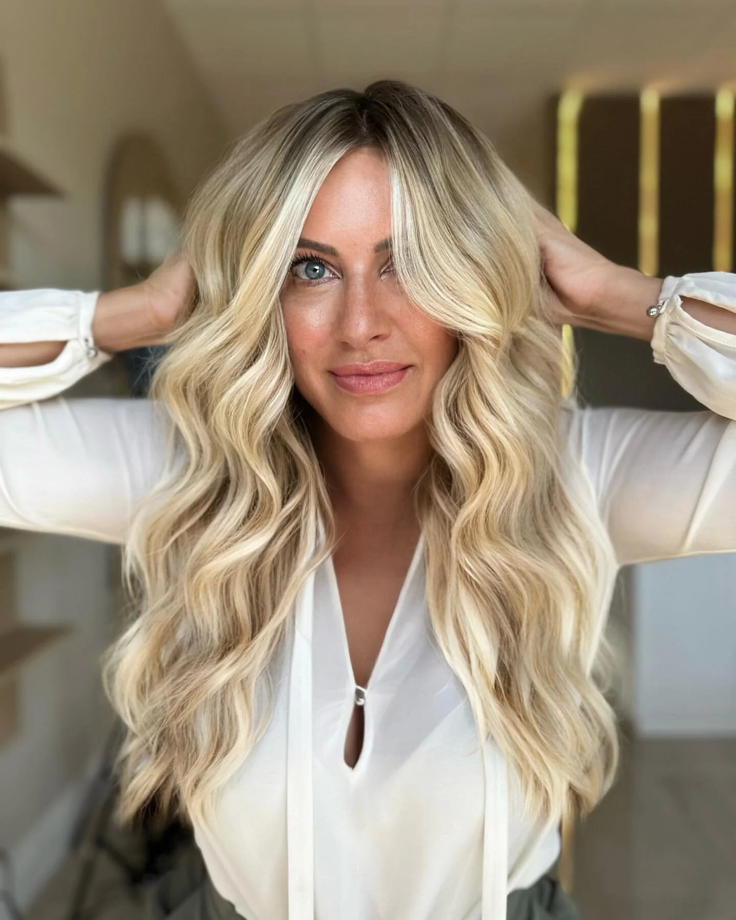 Breaking up my fall feed with this blonde hair 💫 we were on cloud nine with the way her hair turned out!! Balayage refresh with added extensions for some length and volume 🫶🏻✨ 

Dm @faryaldoeshair to achieve your dream hair 🤍
&bull;
&bull;
&bull;
