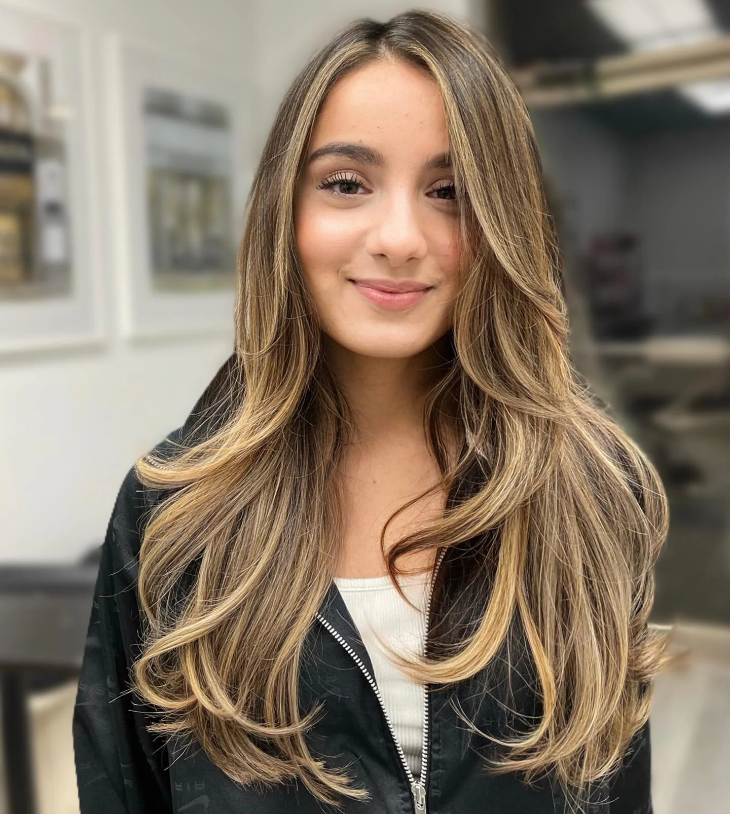When the colour and the cut go hand in hand it creates magic&hellip; I&rsquo;m in love with the way the lightness is complimenting her soft layers ✨ 

Dm @faryaldoeshair to achieve your dream hair 🤍
&bull;
&bull;
&bull;
&bull;
#hairtrends #hairgoals