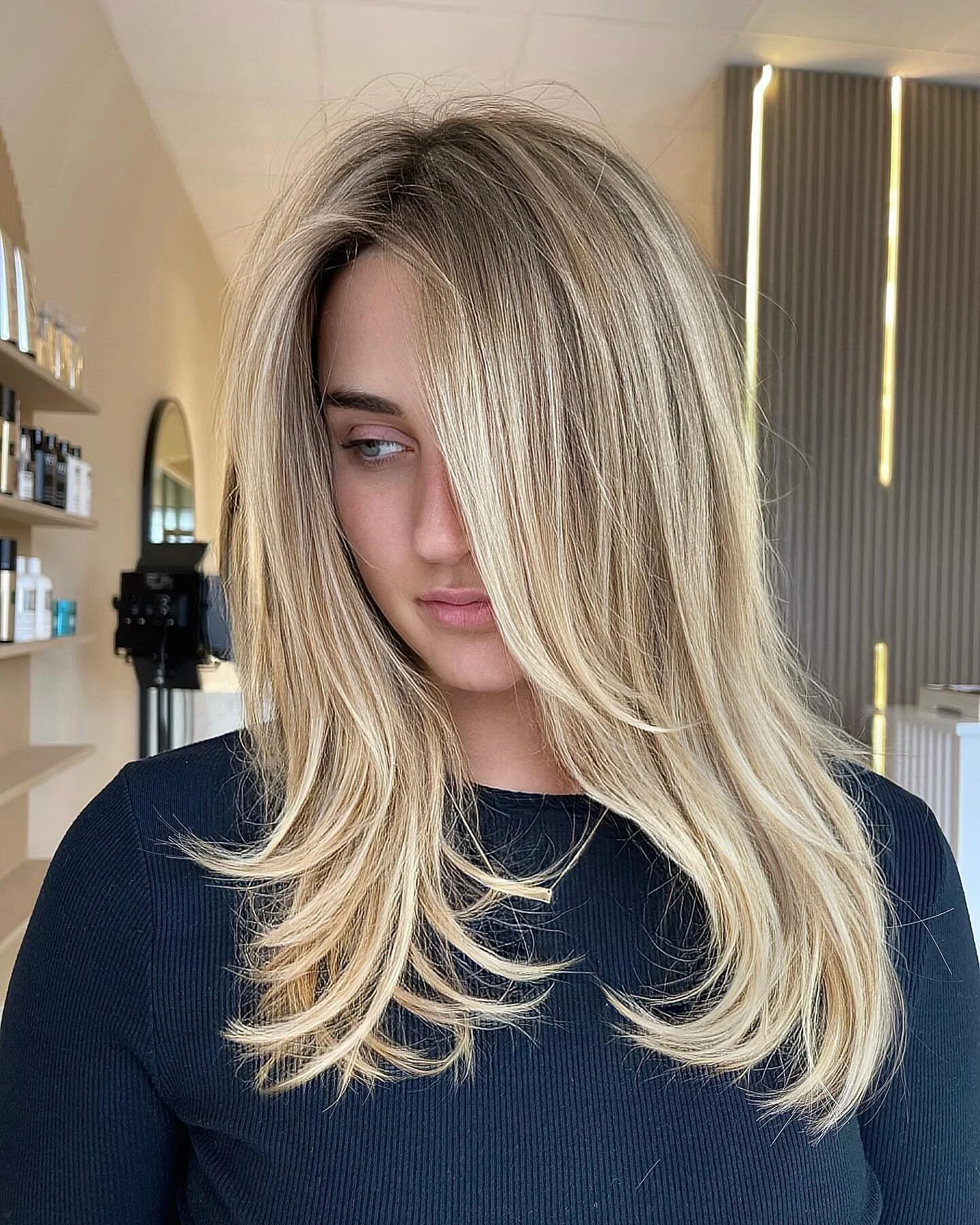 oufff it&rsquo;s bright in here 😮&zwj;💨💫 
&bull;
&bull;
&bull;
&bull;
#hairtrends #hairgoals #balayageombre #balayage #balayagehair #redkenobsessed #dimensionalblonde #brunettebalayage #bestofbalayage #balayageartists #hairtransformation #masterso
