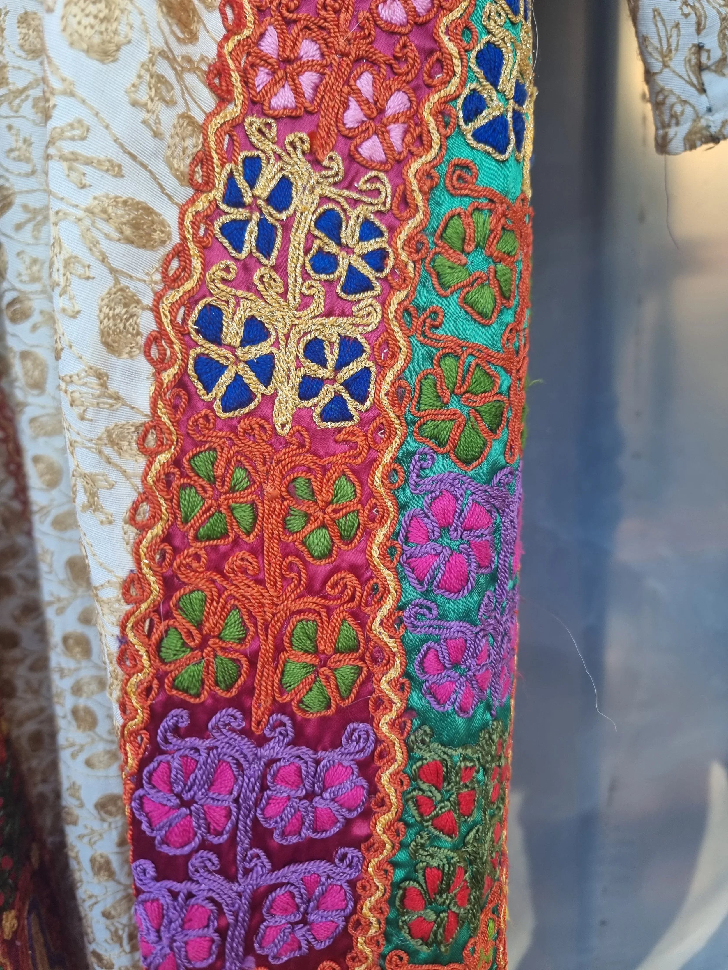 Close-up of curved Palestinian Tahriri couching embroidery