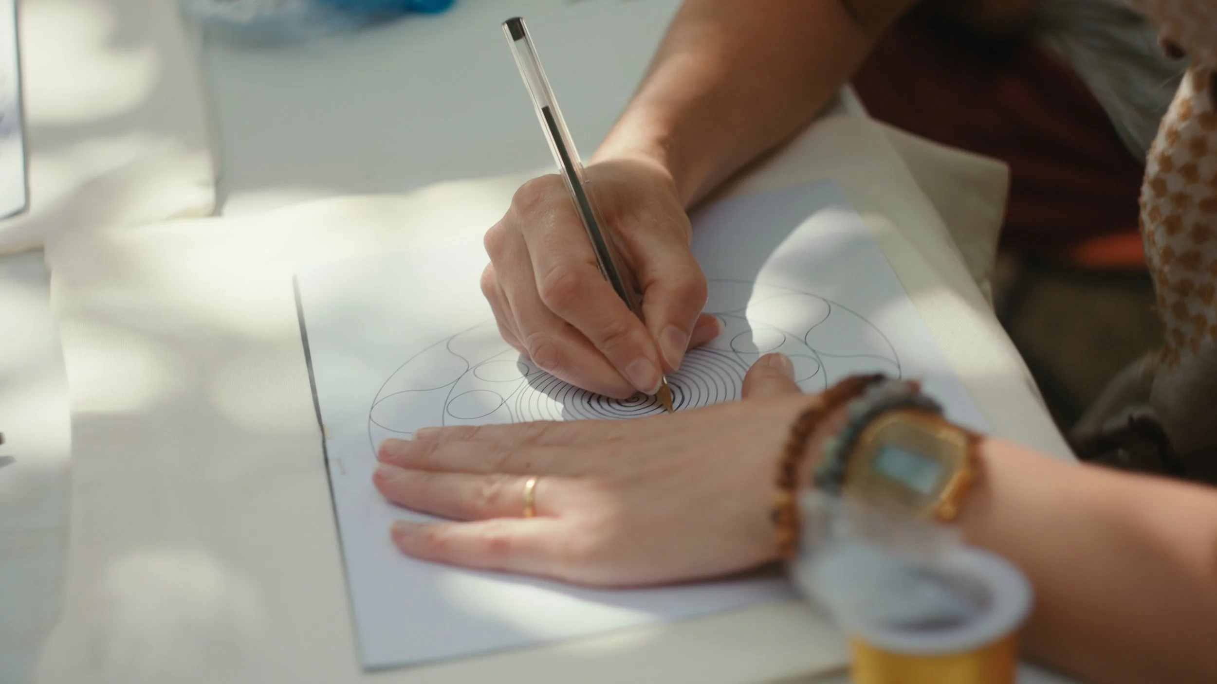 Drawing a curved Tahriri embroidery pattern before stitching