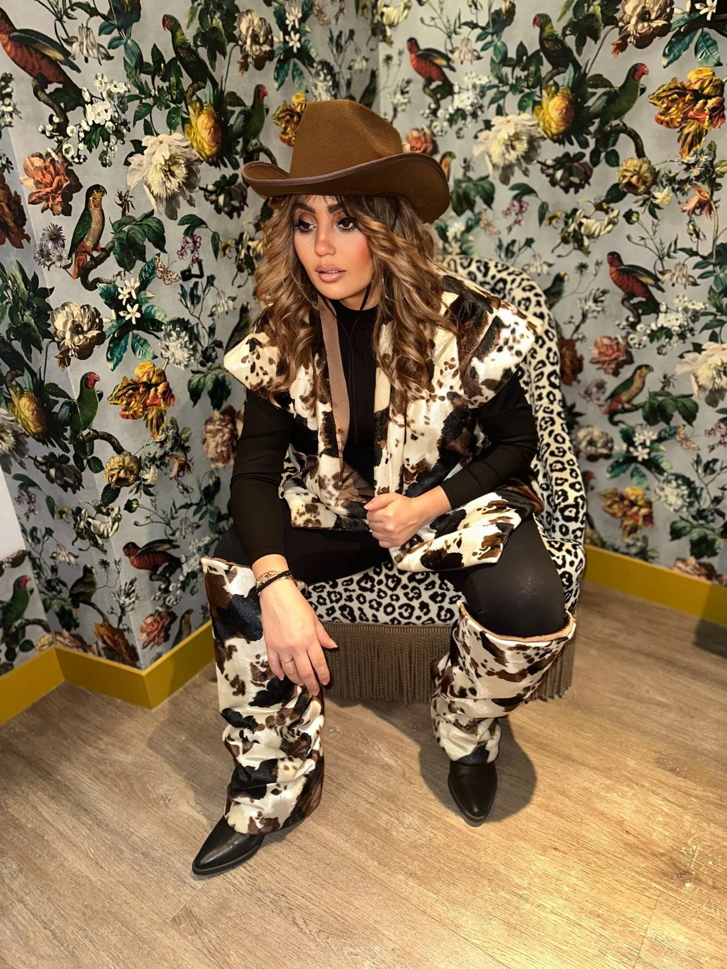 Aujourd&rsquo;hui, je vous pr&eacute;sente la pi&egrave;ce qui va faire tourner toutes les t&ecirc;tes :

Un gilet sans manches rembourr&eacute; fa&ccedil;on peau de vache, enti&egrave;rement fait main, unique&hellip; et terriblement styl&eacute; 🤎?