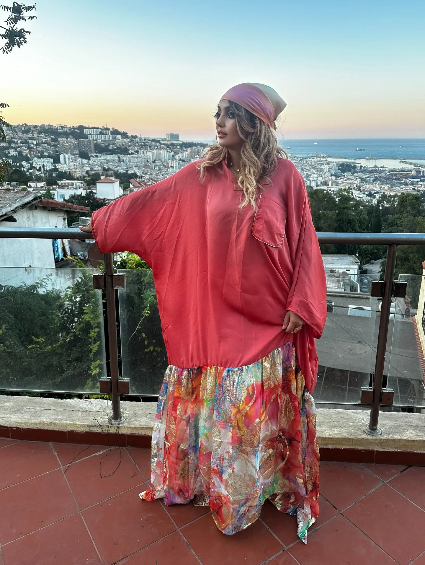 Il y a des fringues qui te font voyager rien qu&rsquo;en les enfilant&hellip; ✨
Cette robe Gypsy couleur corail, avec sa coupe hyper fluide et sa jupe color&eacute;e, c&rsquo;est carr&eacute;ment comme avoir un coucher de soleil sur soi 🌅.

Le petit