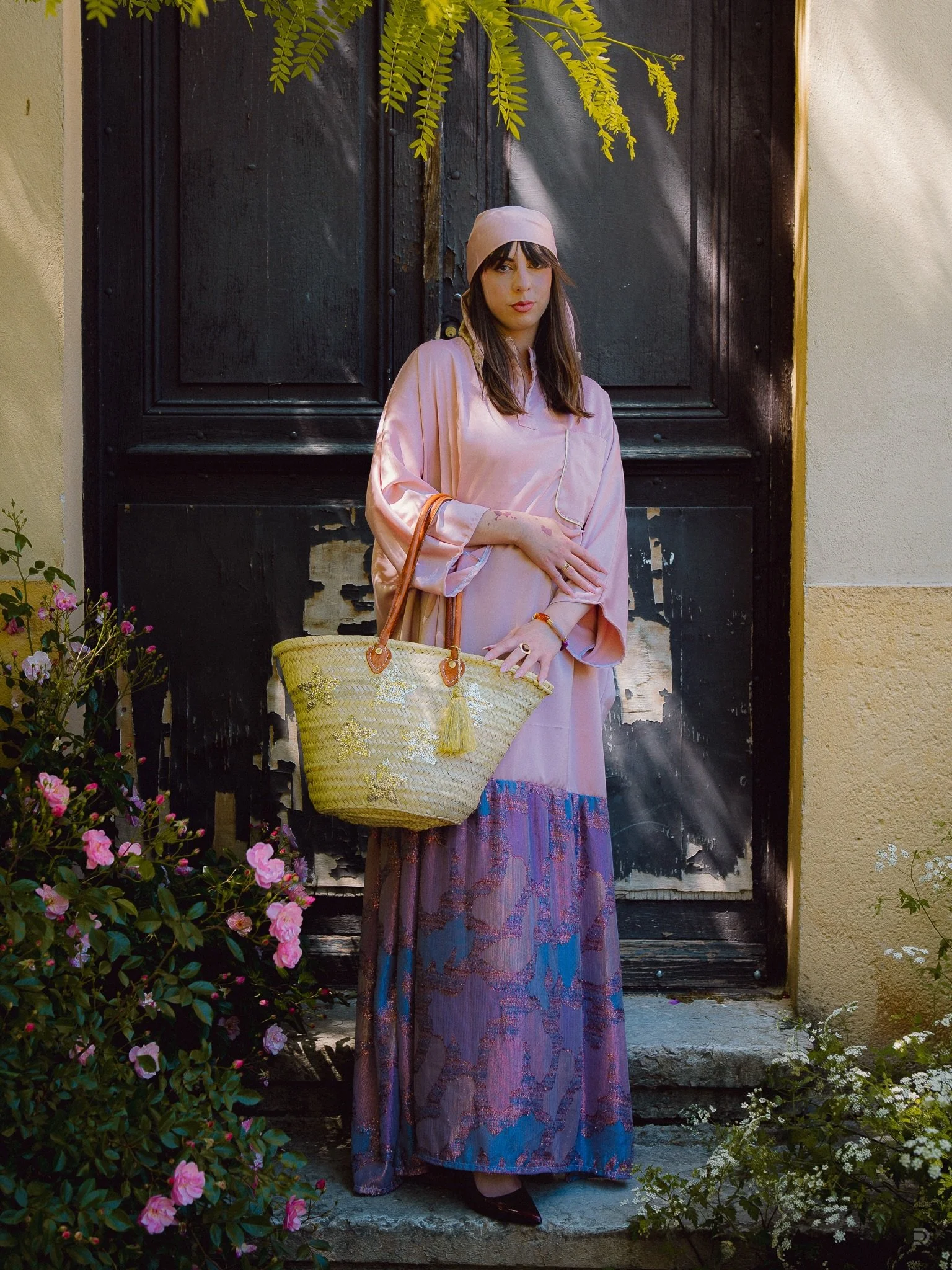 La robe GYPSY rose au style boh&egrave;me qui danse entre douceur, libert&eacute; et &eacute;clats de lumi&egrave;re 💕🌸
La pi&egrave;ce unique pour l&rsquo;&ecirc;tre exclusive ✨

👩🏼 @safiya_cmr 
📸 @diels.rasam 
💍 @jcommebijoux 

#robesatin #ro