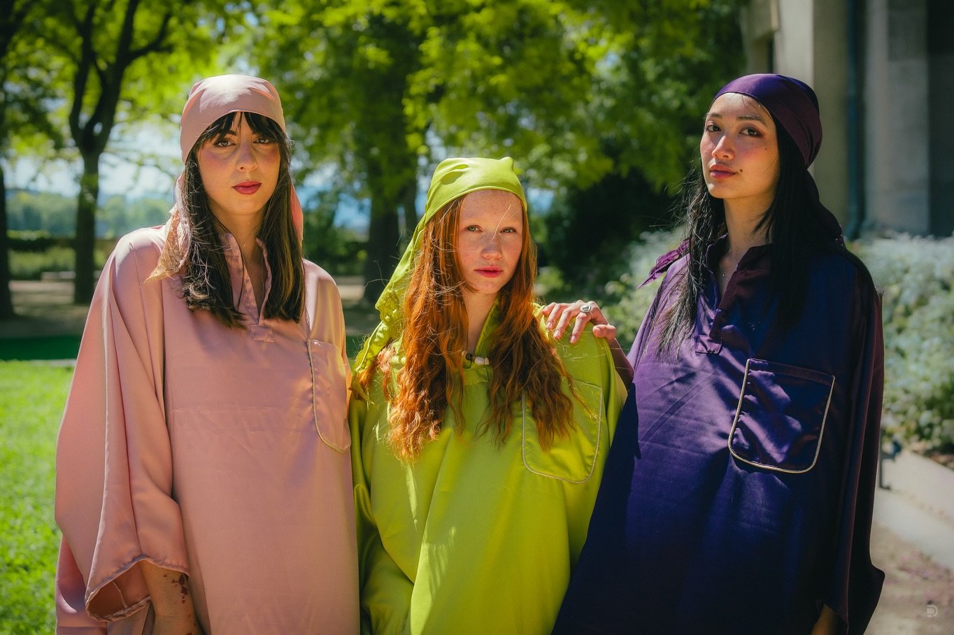 Le foulard triangle satin&eacute; l&rsquo;alli&eacute; boh&egrave;me de toutes vos envies ✨
L&eacute;ger, &eacute;l&eacute;gant et infiniment polyvalent, ce foulard apporte cette touche boh&egrave;me qui fait toute la diff&eacute;rence. Il accompagne