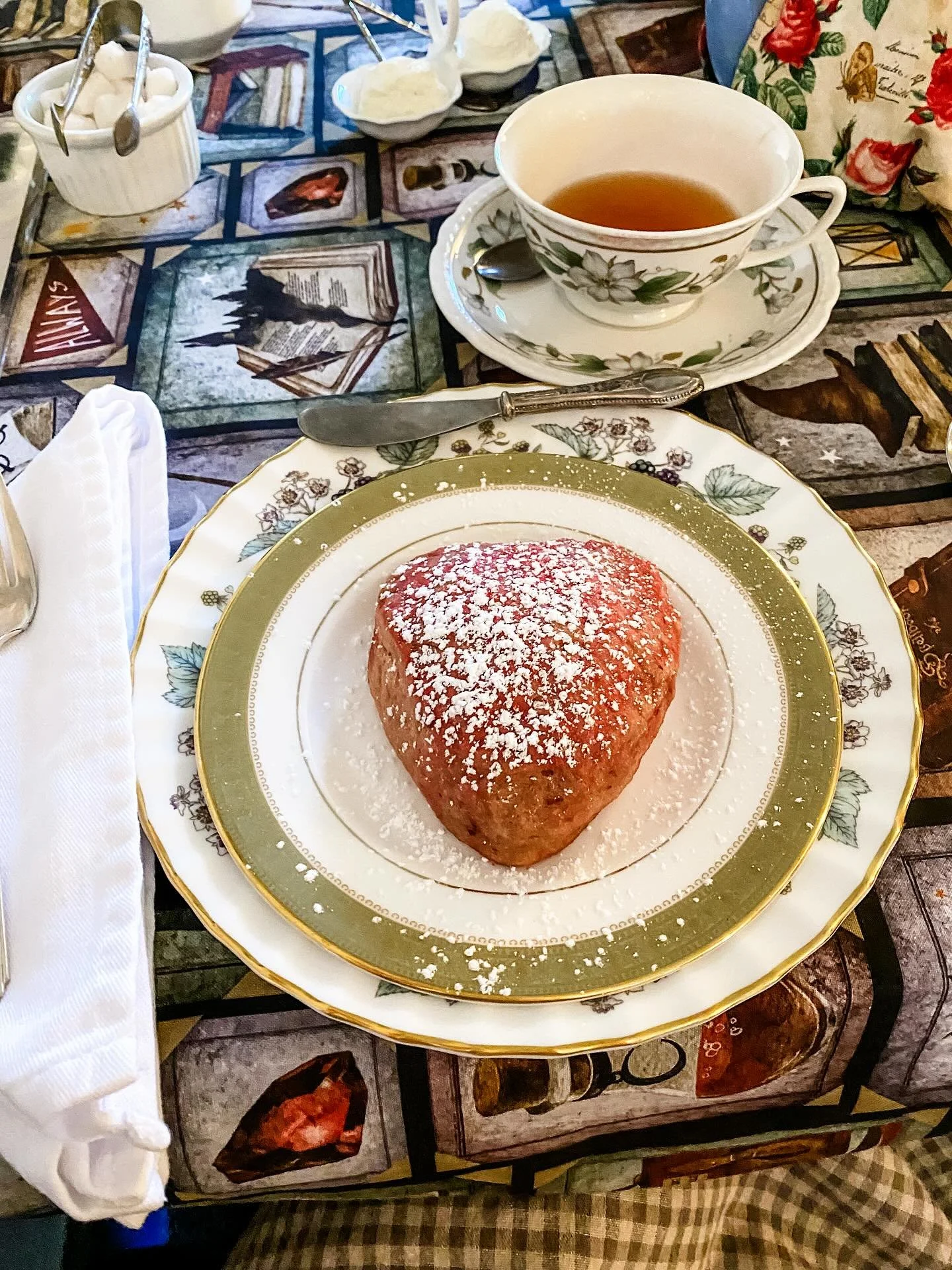 Tea Time with my daughter is the best! 🫖

Do you have a favorite scone flavor?

Mine was salted caramel before this strawberry and raspberry delight @katepearltearoom 🍓