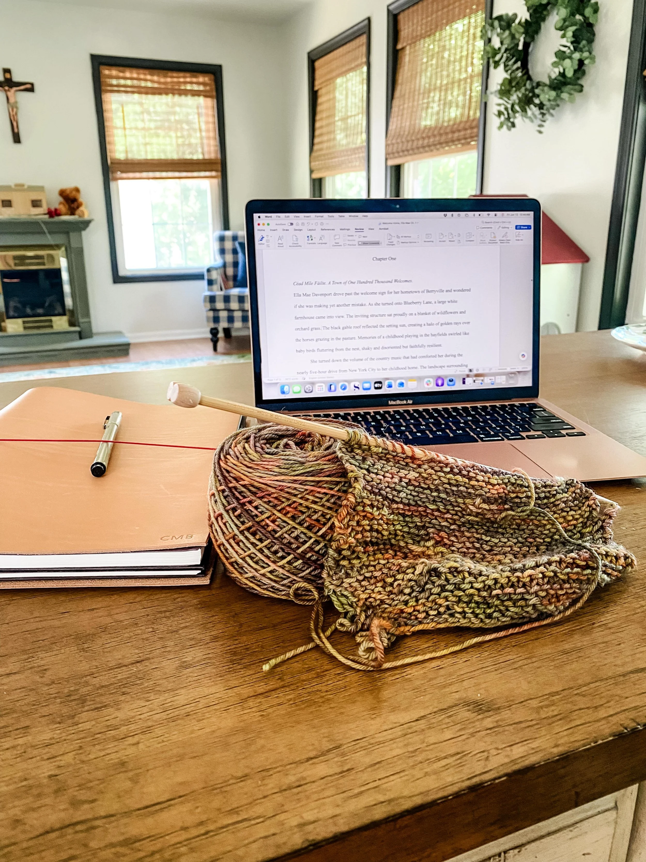 Write. Knit. Write. Knit. ✍🏻🧶

I like the rhythm today.

Wishing you a beautiful Friday!