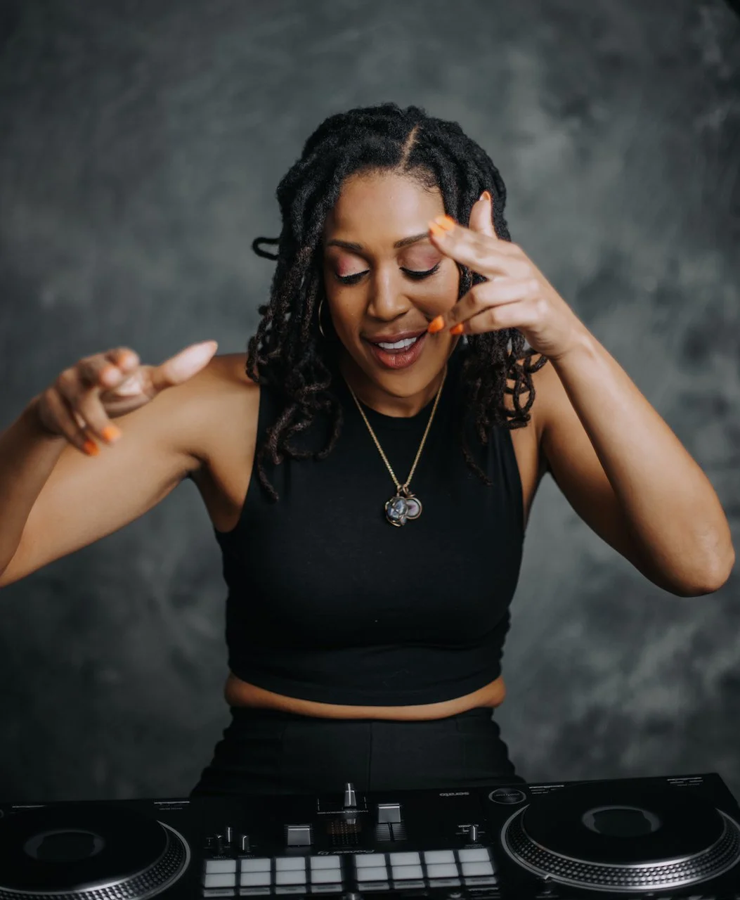 Front Lawn Performance : DJ Jess