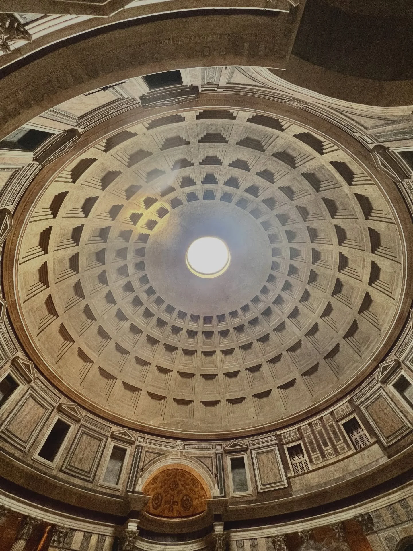 My favourite building in the world. 
The kind that stays with you.

#pantheon #rome #architecture