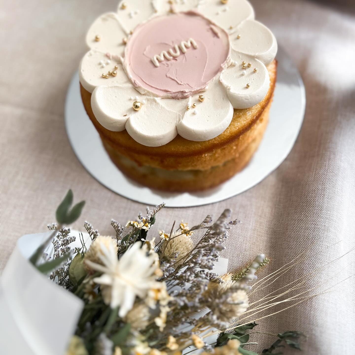 MOTHER&rsquo;S DAY - May 12th
Treat your mum to cake and flowers this Mother&rsquo;s Day 🌸

Single and double layer daisy cakes ($30/$55) available PLUS add a mini dried flower bunch from @decosbyd (+$15) to go with it 😍

Details and order form all