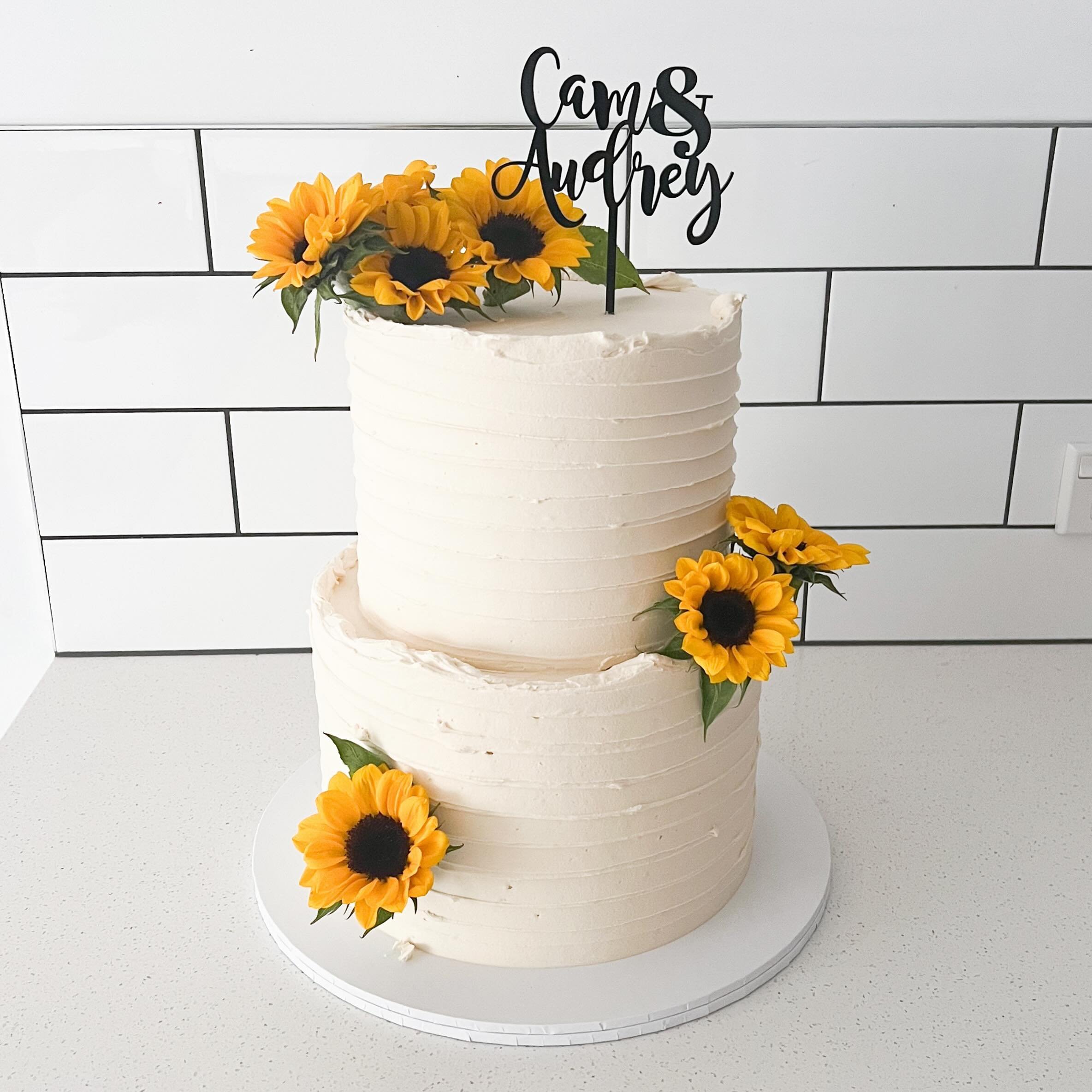 Rustic sunflower wedding cake 😍🌻