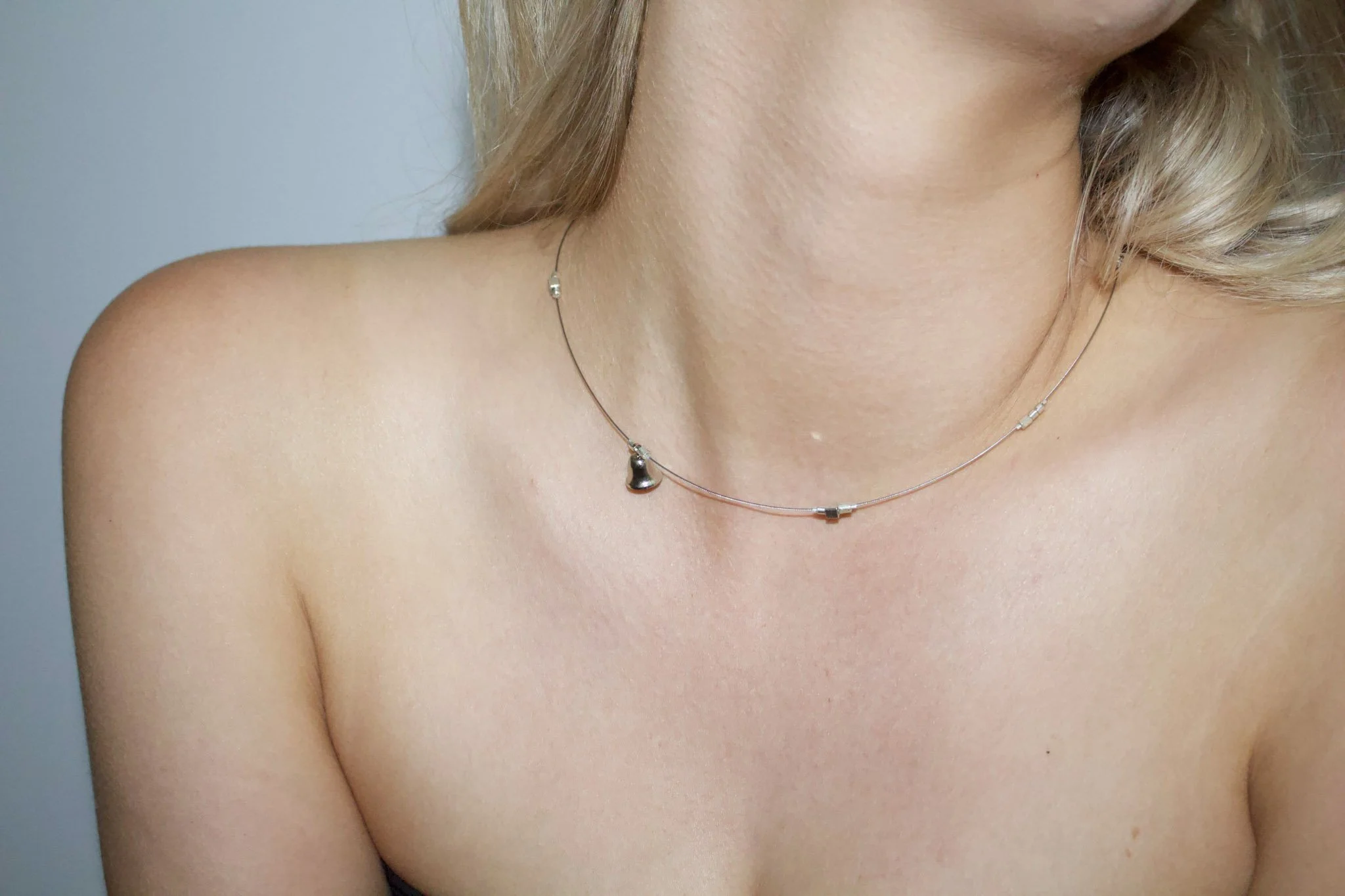 Mia Floating Necklace 02