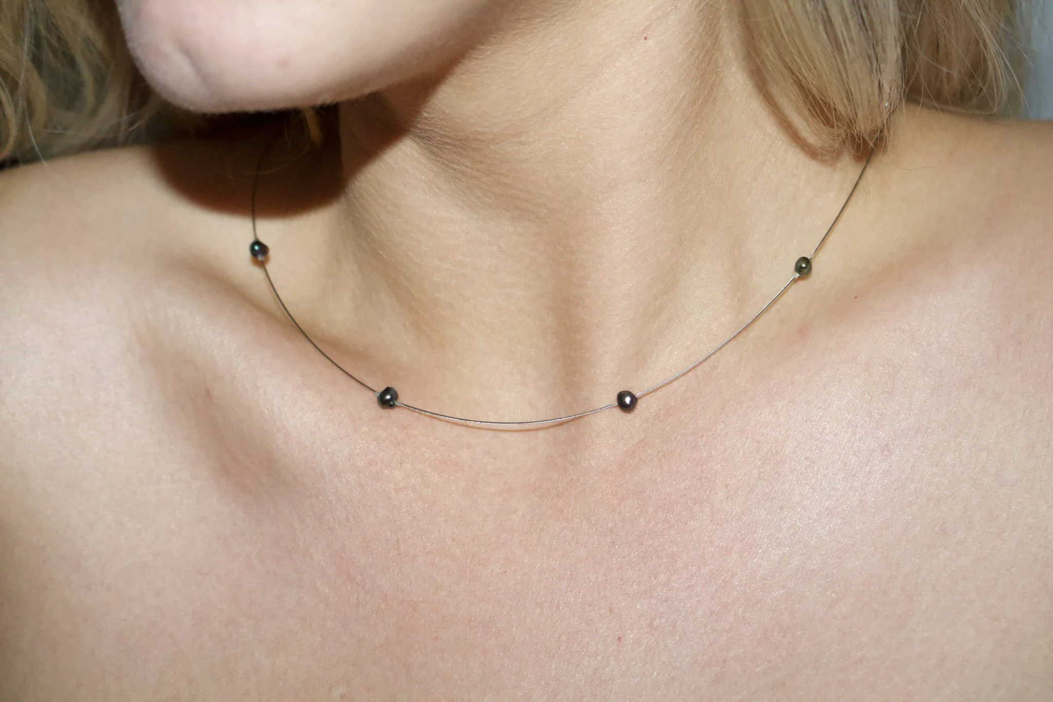 Mia Floating Necklace 04