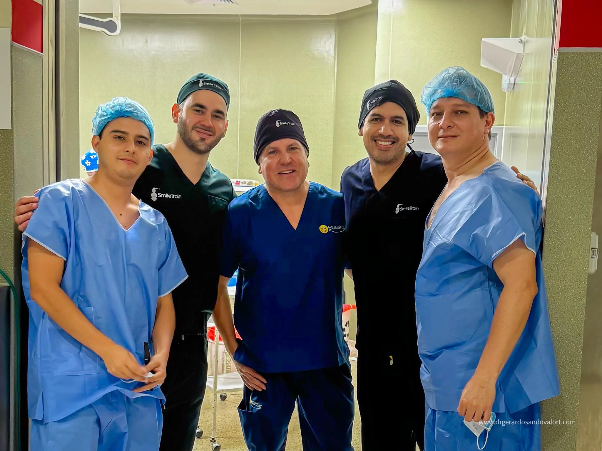El Dr. Luis Gerardo Sandoval junto a cirujanos y voluntarios de Misión Caritas Felices y Smile Train en el Hospital de Apoyo II-2 Sullana, en cirugías de labio leporino y paladar hendido