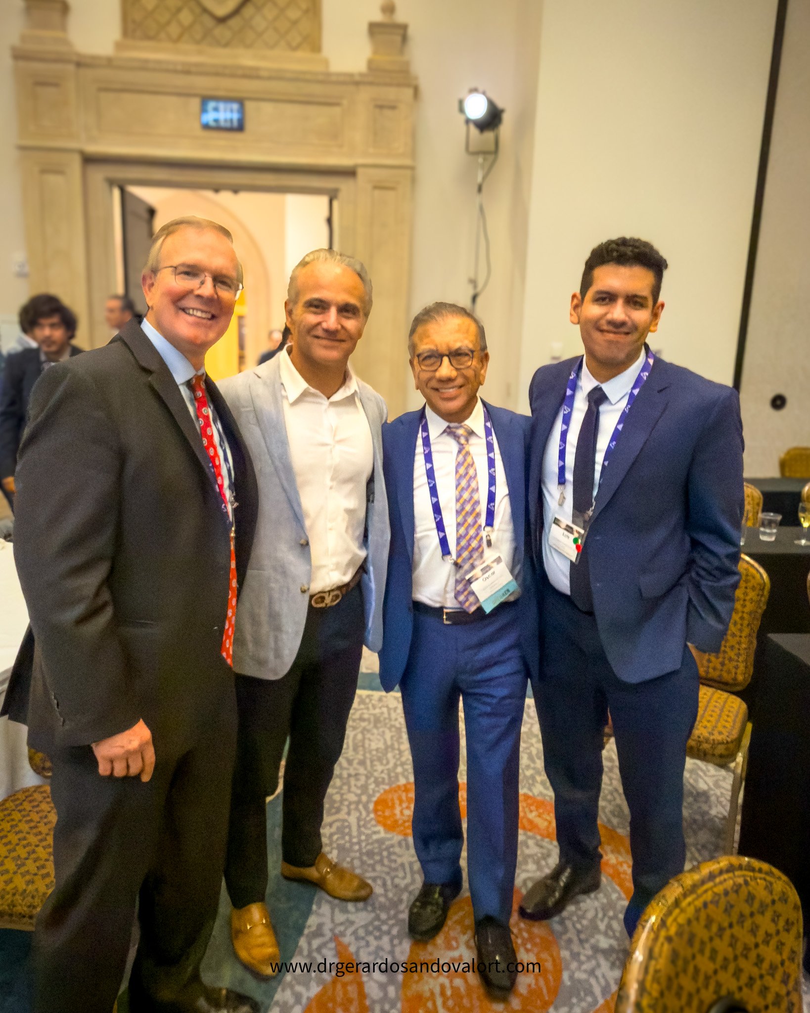 De izquierda a derecha: Dr. Richard Brannon Claytor, Dr. Kiya Movassaghi, Dr. Oscar Ramirez y el Dr. Luis Gerardo Sandoval, durante el Facial &amp; Rhinoplasty Symposium en Boca Raton.
