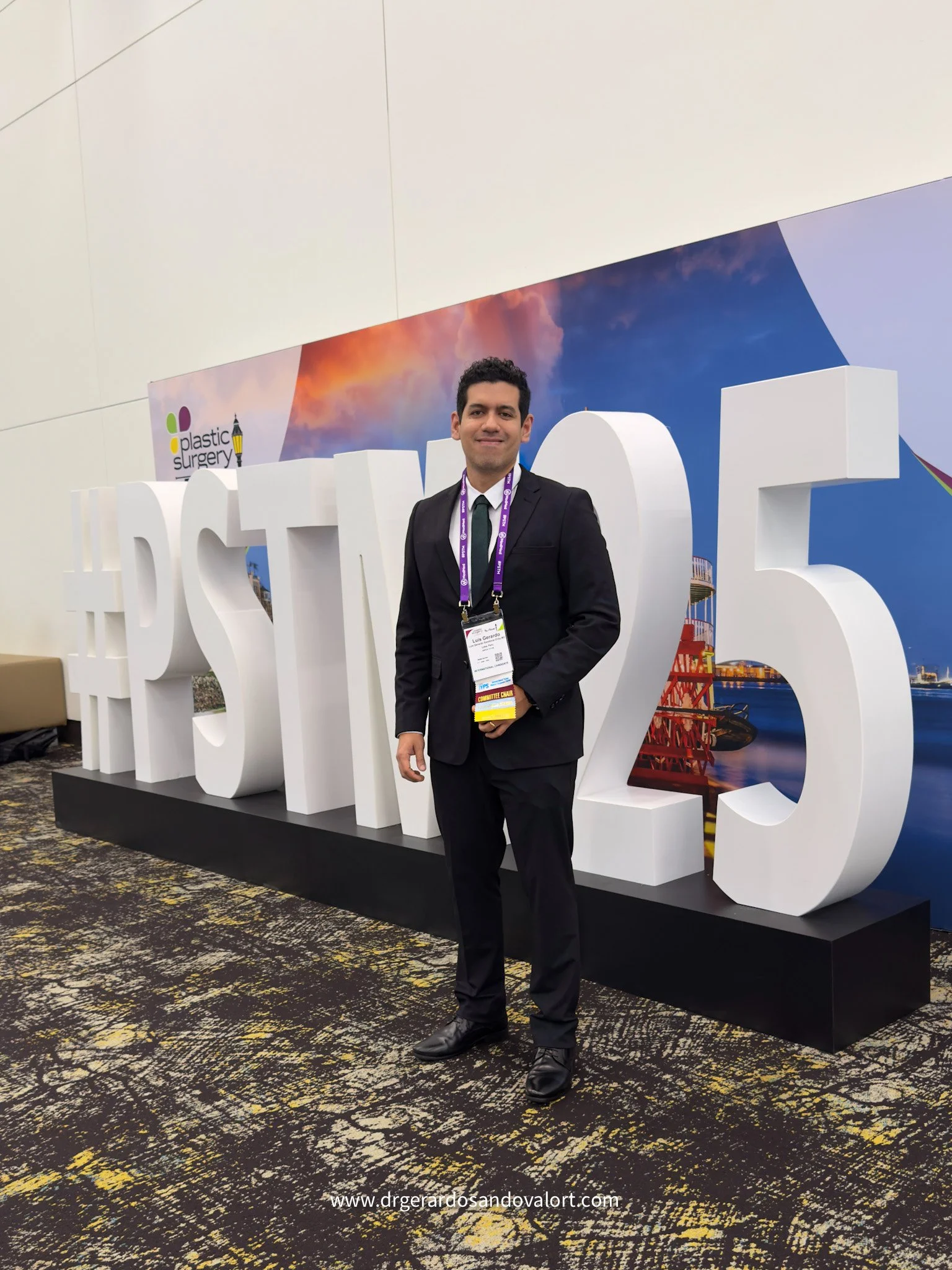 Dr. Luis Gerardo Sandoval, cirujano plástico certificado de Lima, durante su participación en el Plastic Surgery The Meeting 2025 de la American Society of Plastic Surgeons en Nueva Orleans.
