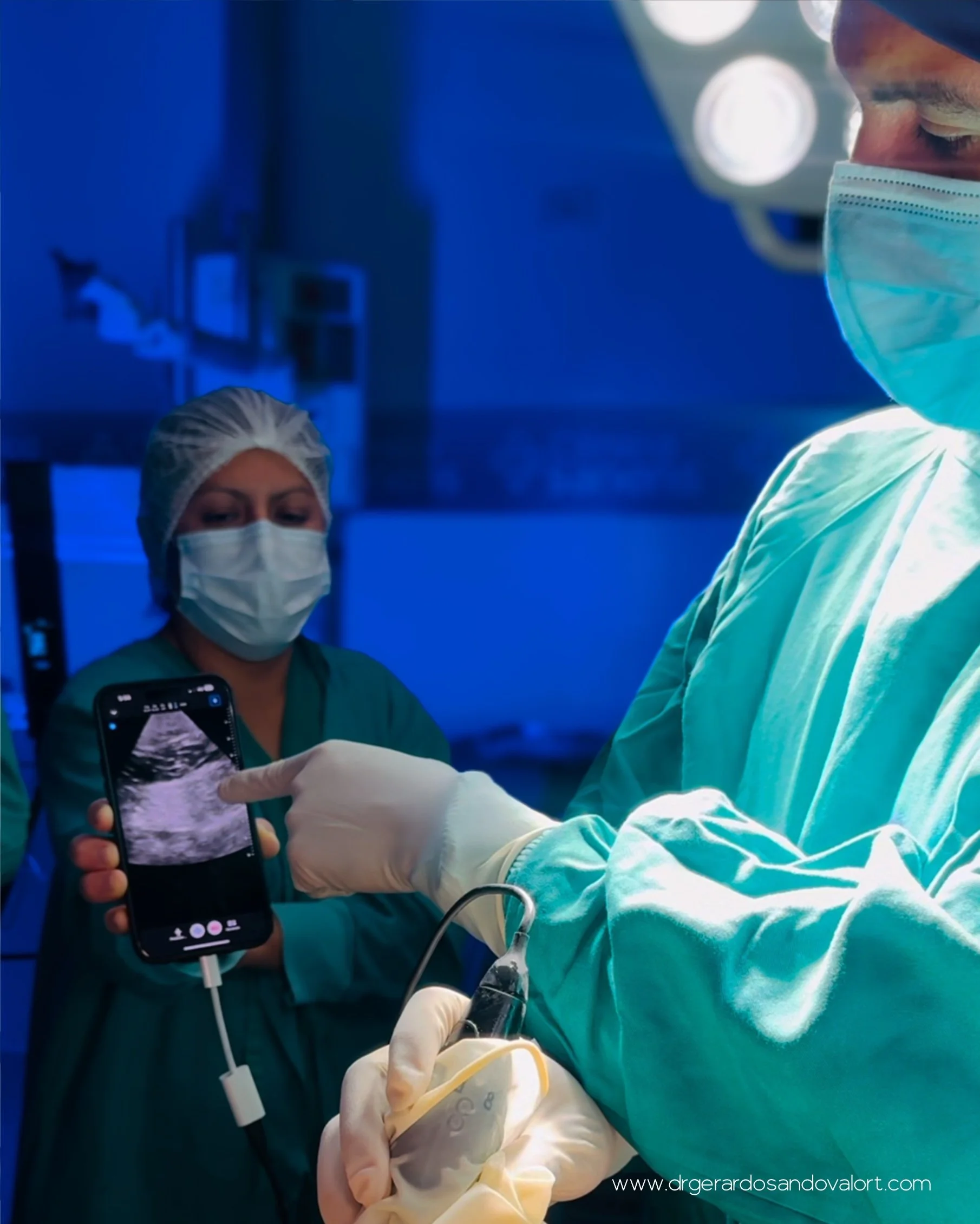 Cirujano plástico Dr. Luis Sandoval mostrando ecografía en tiempo real durante procedimiento de lipoinjerto glúteo ULTRA BBL en cirugía de contorno corporal en Lima