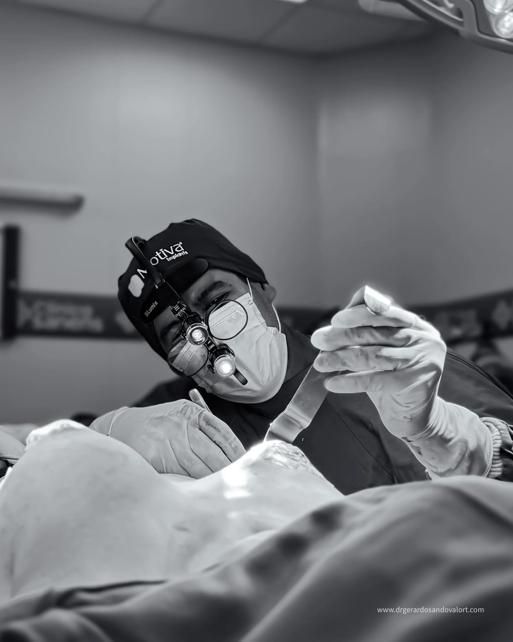 El Dr. Luis Gerardo Sandoval, cirujano plástico certificado, realizando una cirugía de aumento mamario con implantes Motiva en una clínica certificada en Lima, Perú