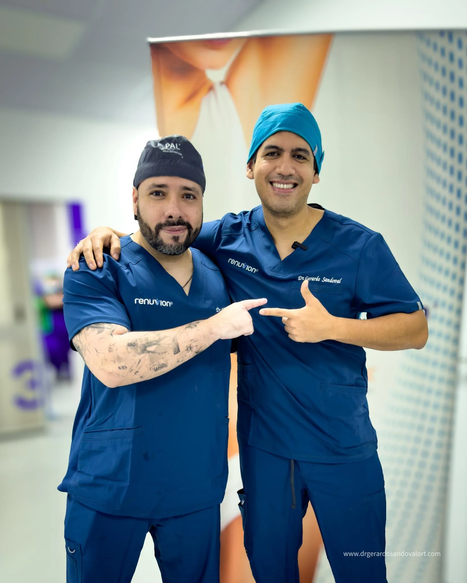 El Dr. Luis Gerardo Sandoval junto al Dr. Hugo Aguilar durante una capacitación exclusiva en el uso avanzado de Renuvion® en Perú.