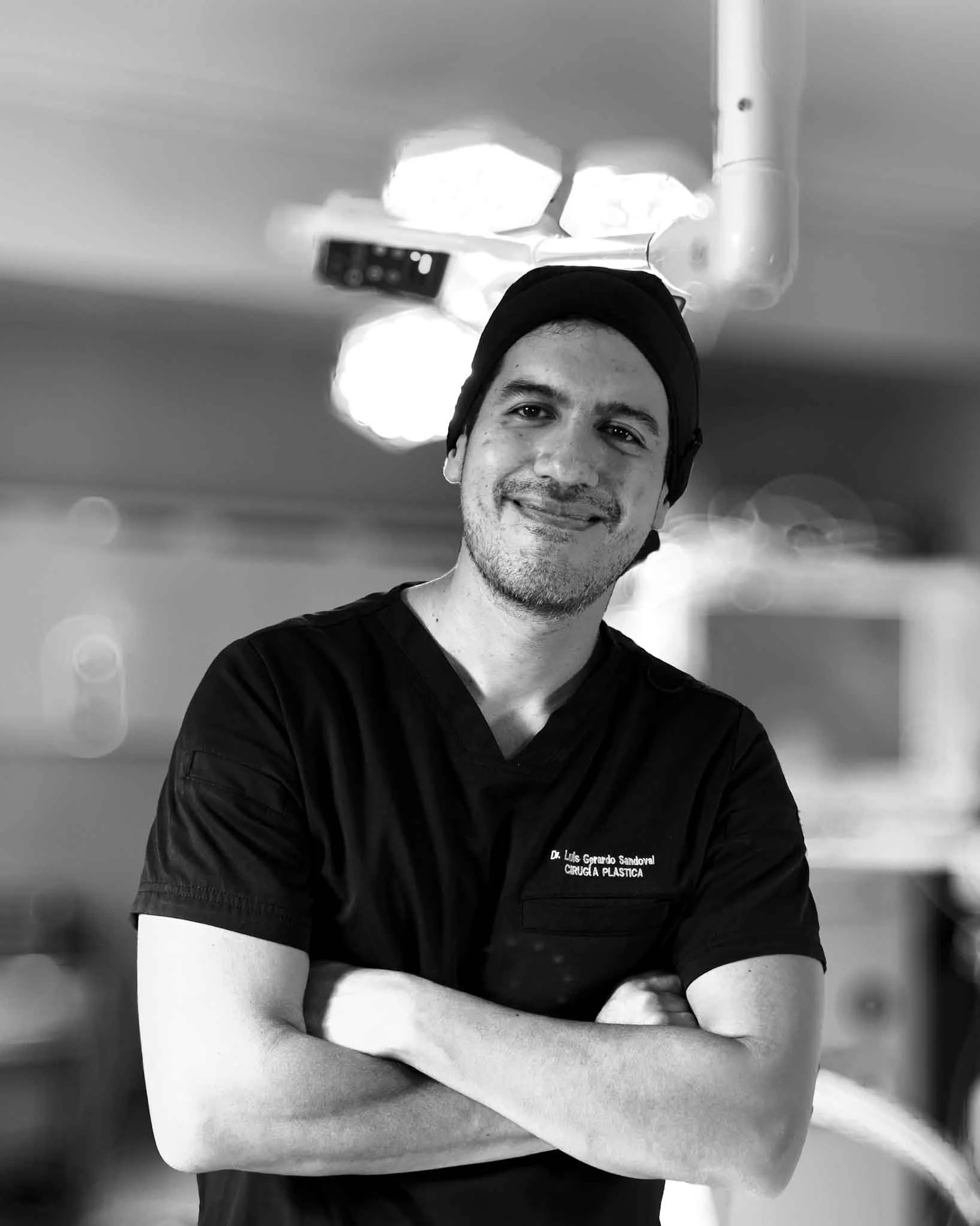Dr. Luis Gerardo Sandoval, cirujano plástico certificado en Lima, con formación internacional en cirugía estética facial y mamaria, reconocido por su enfoque personalizado y excelencia profesional.
