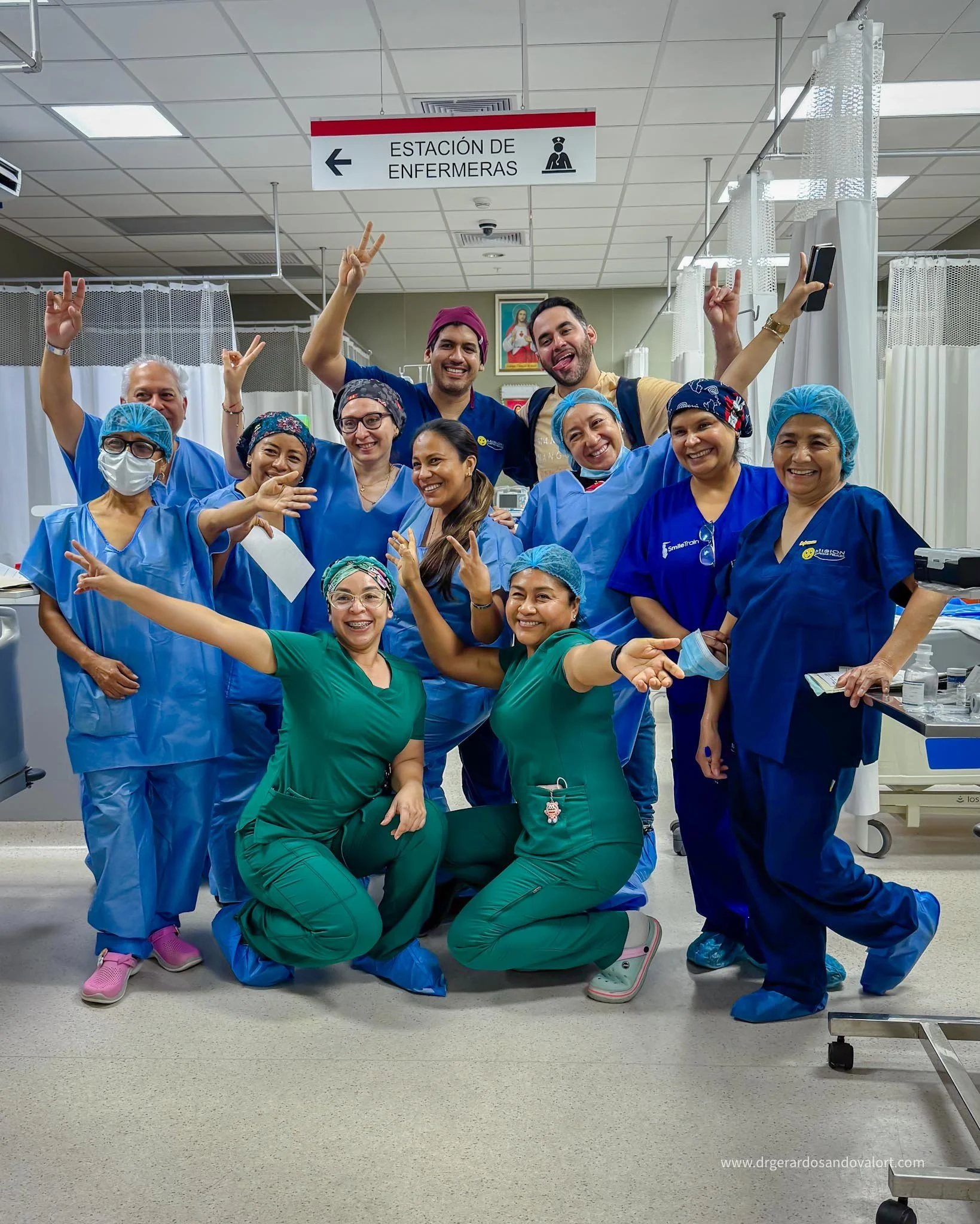 El Dr. Luis Gerardo Sandoval junto al equipo de enfermería y voluntarios en el Hospital de Apoyo II-2 Sullana, celebrando el éxito de la 78ª campaña de cirugías reconstructivas gratuitas