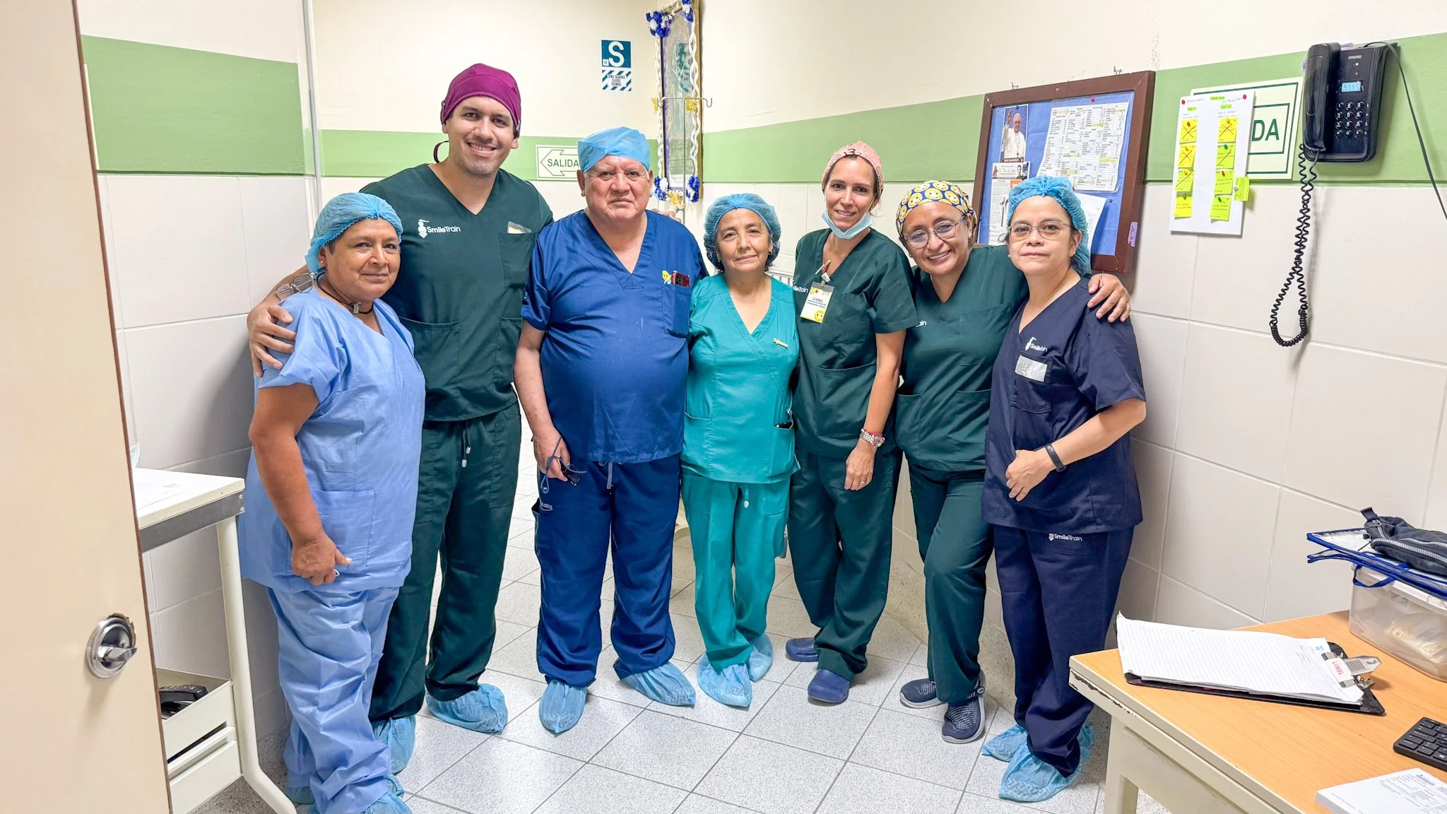Dr. Luis Gerardo Sandoval junto al equipo de Misión Caritas Felices en el INSN Breña durante jornada de cirugía reconstructiva de labio y paladar fisurado