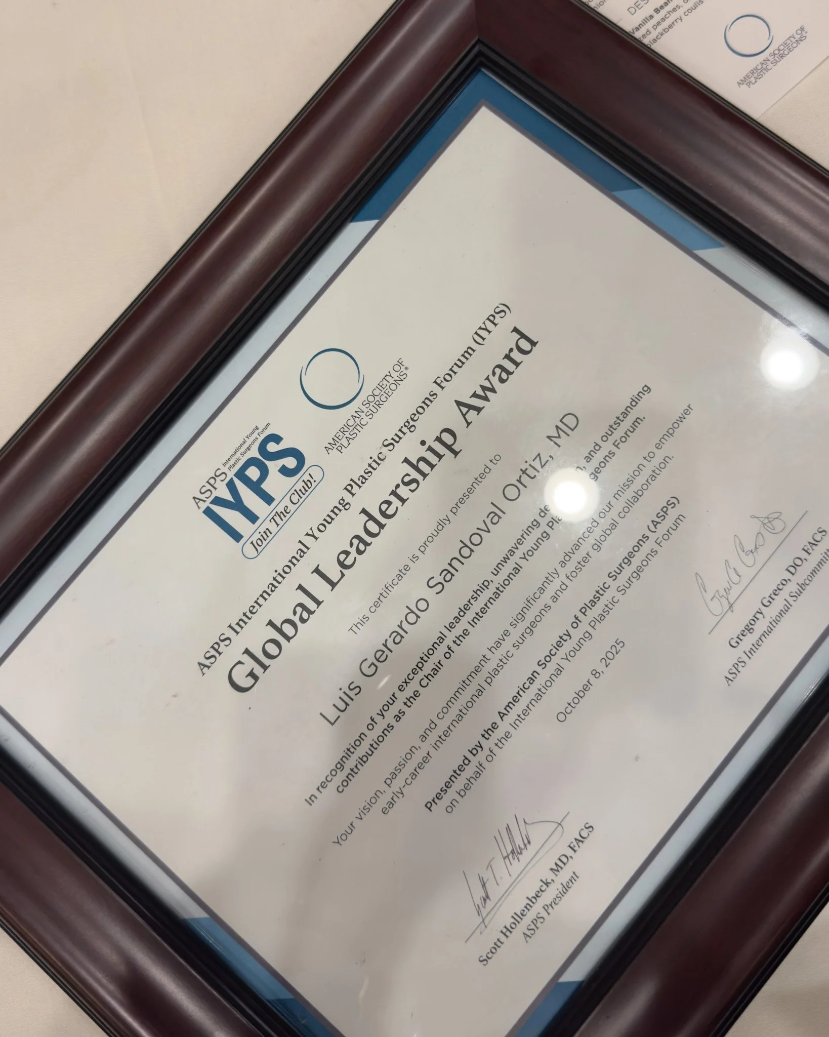 Certificado oficial del Global Leadership Award 2025 otorgado al Dr. Luis Gerardo Sandoval por la American Society of Plastic Surgeons en reconocimiento a su liderazgo y contribuciones internacionales en cirugía plástica