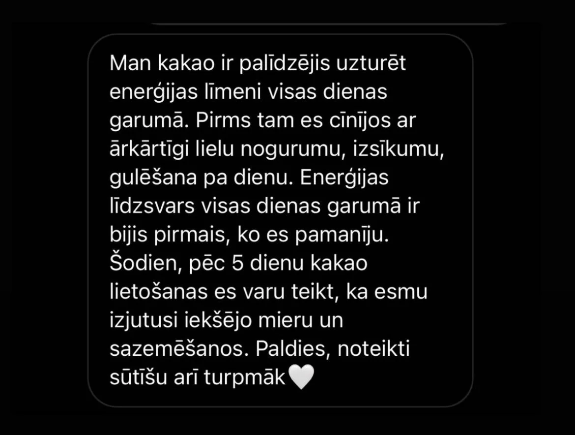 Text in Latvian describing personal experience using cacao for energy balance and calmness.