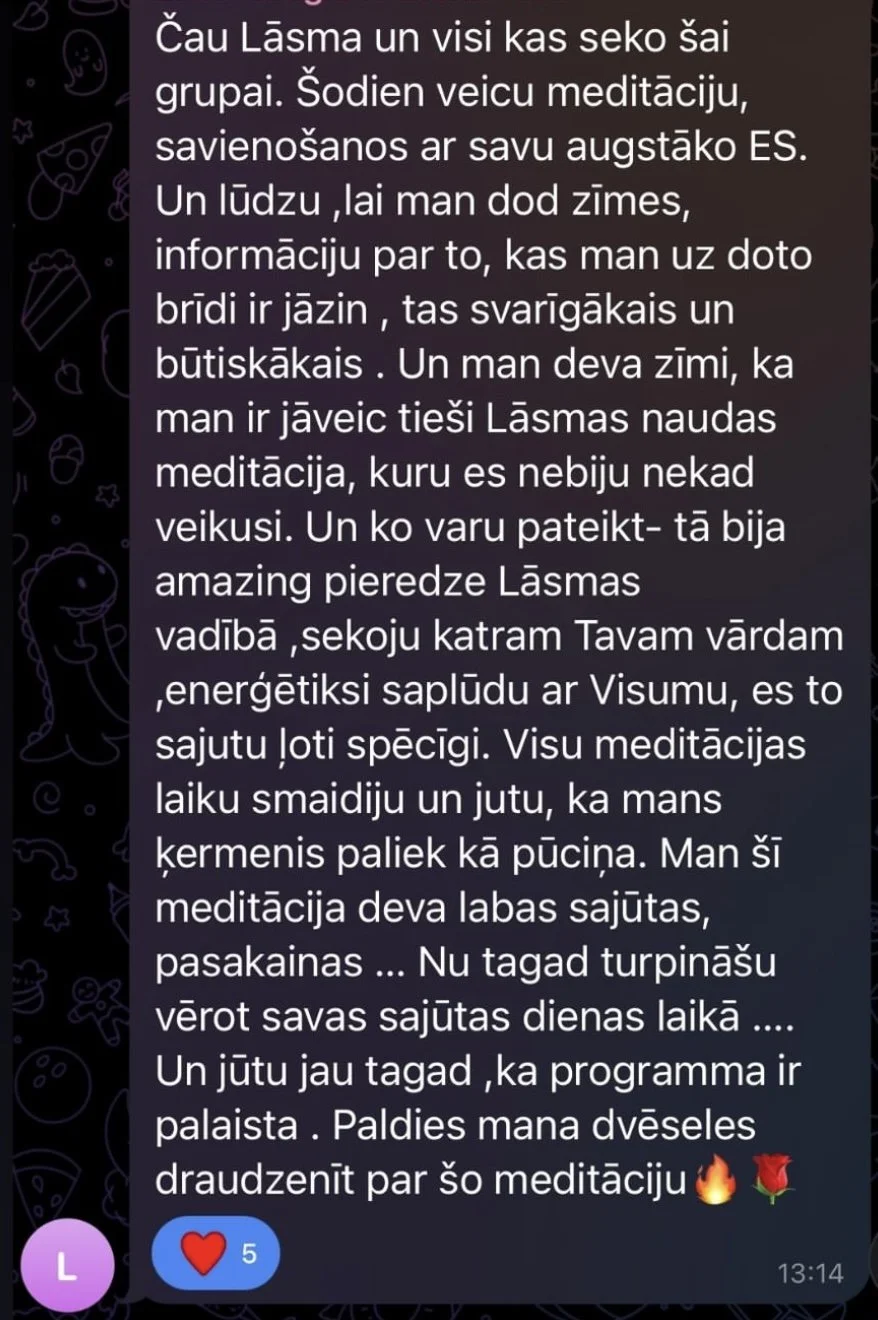 Screenshot of a text message in Latvian about a positive meditation experience, including mentions of connecting with higher self and receiving guidance. The message expresses gratitude and features heart and rose emojis.