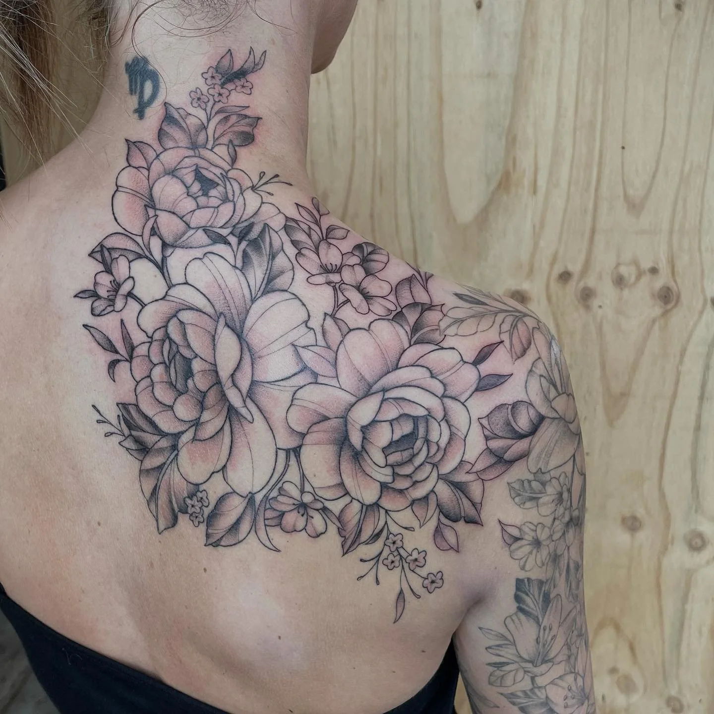 Finished peonies for Mel! ✨ 

.
.
.
.

#adelaidetattoos#neotraditonaltattoos #flash #armtattoo #armtattoos #lineworkers  #blackworktattoo #blackworkers #flashart #tattooideas #tattooflashes #flash#tattooloveaddicted #flashworkers 

#tattoo #tattoos #