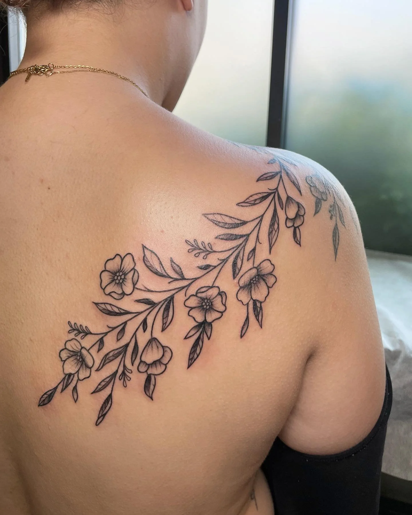 My client wanted to continue some existing work down her shoulder and back. Chuffed with the turnout! 🙌

Existing florals not done by me ✨

#adelaidetattoos#neotraditonaltattoos #flash #armtattoo #armtattoos #lineworkers  #blackworktattoo #blackwork