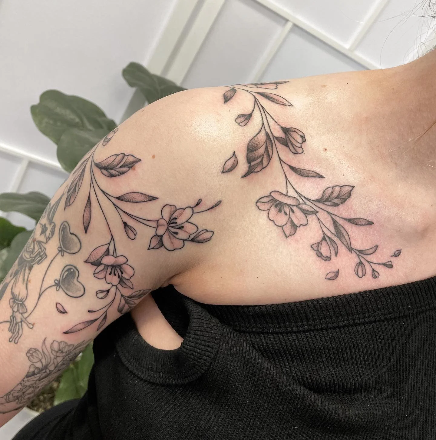 Shoulder wrap done for my best bud @sarah_k_healey 
Cheers for supporting me from the get go 💖

#adelaidetattoos#neotraditonaltattoos #flash #armtattoo #armtattoos #lineworkers  #blackworktattoo #blackworkers #flashart #tattooideas #tattooflashes #f