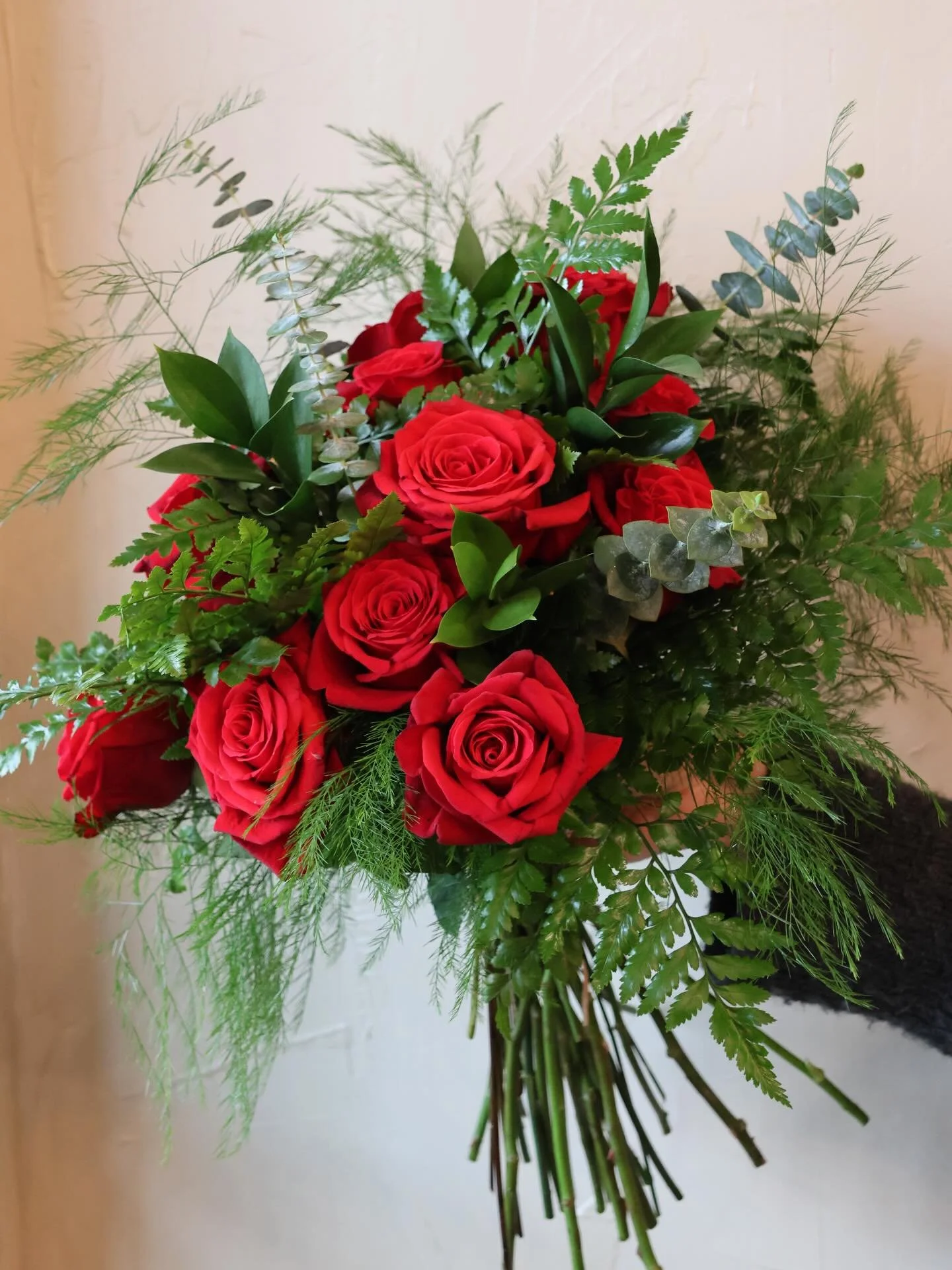 Pre-order Valentine&rsquo;s arrangements on our website!!

#shadesofpetals #flowers #valentines