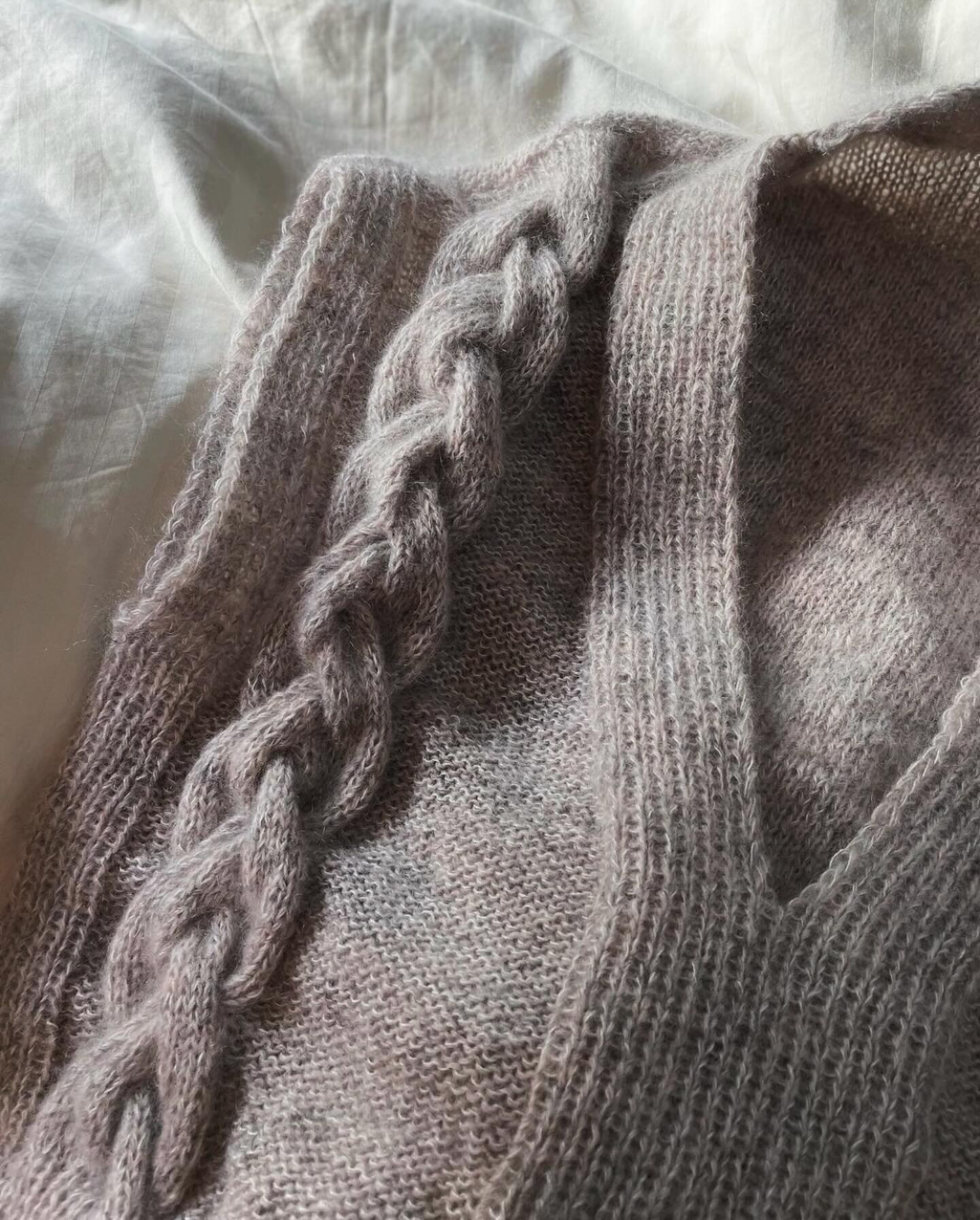 Nogle af test strikkerne er ved at v&aelig;re i m&aring;l med Umi Slipover. Her er det @strikkemarly &lsquo;s fine lyse version 🤎

&bull;
&bull;
&bull;

#ukiyoknit #umislipover #isageryarn #strik #strikkeopskrift #knit #knitting  #knittersofinstagra
