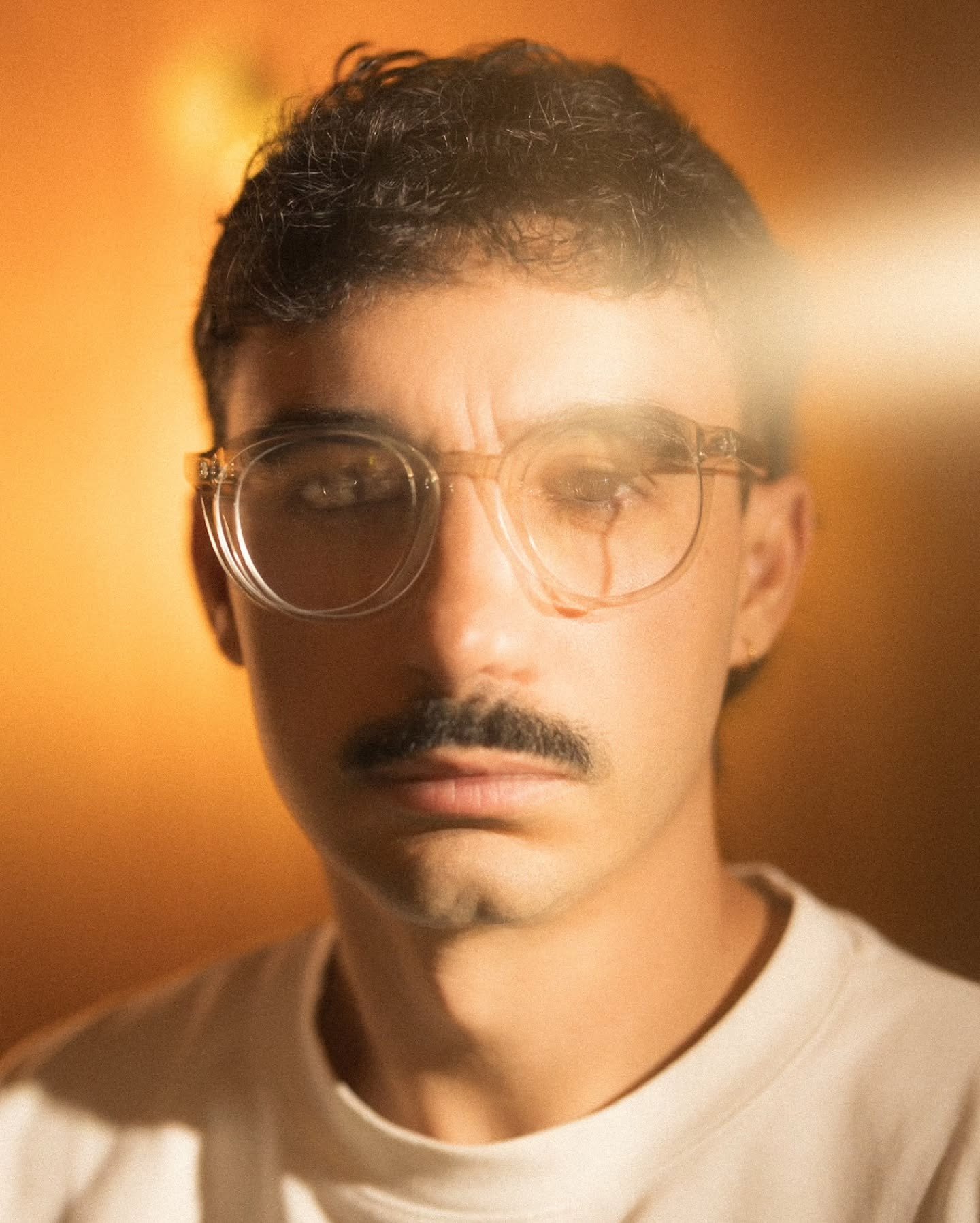 Autoportrait en r&ecirc;veur.
Juillet 2025
🌙