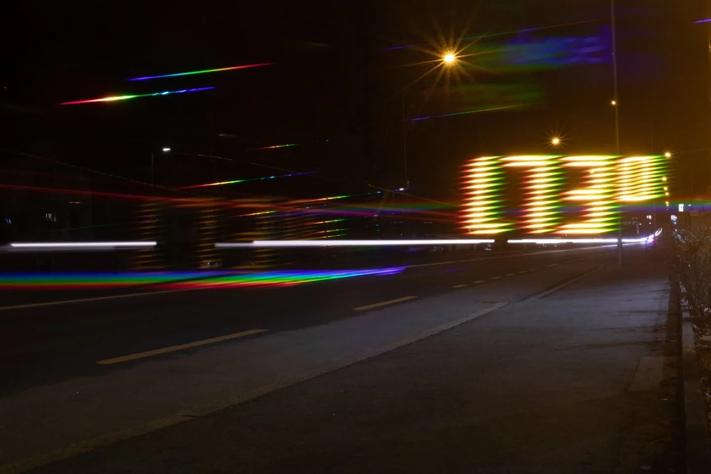 Sans Plomb 95, s&eacute;rie Diffraction.

Une des premi&egrave;res images du projet en 2019. Le nombre 1.73 est l'&eacute;cho en diffraction du prix affich&eacute; de l'essence, hors du champ de la cam&eacute;ra ⛽