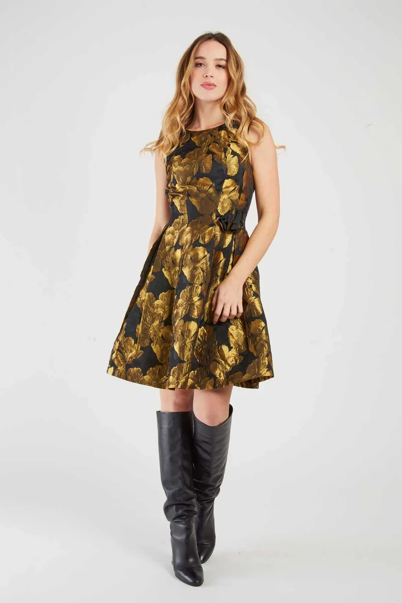 Vestido curto vintage con estampado floral en dorado
