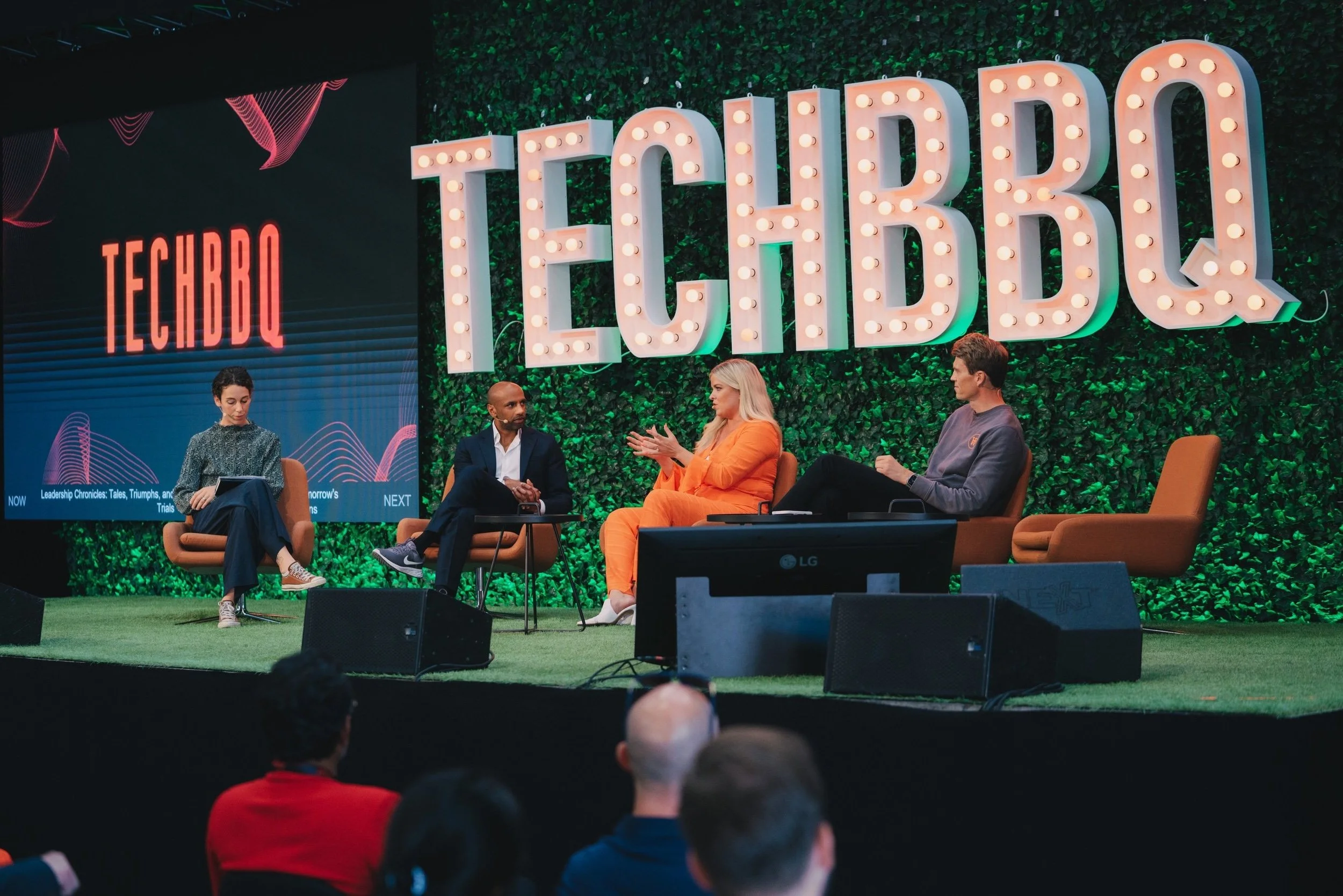 Aaron Kroon deltar i ett panelsamtal.