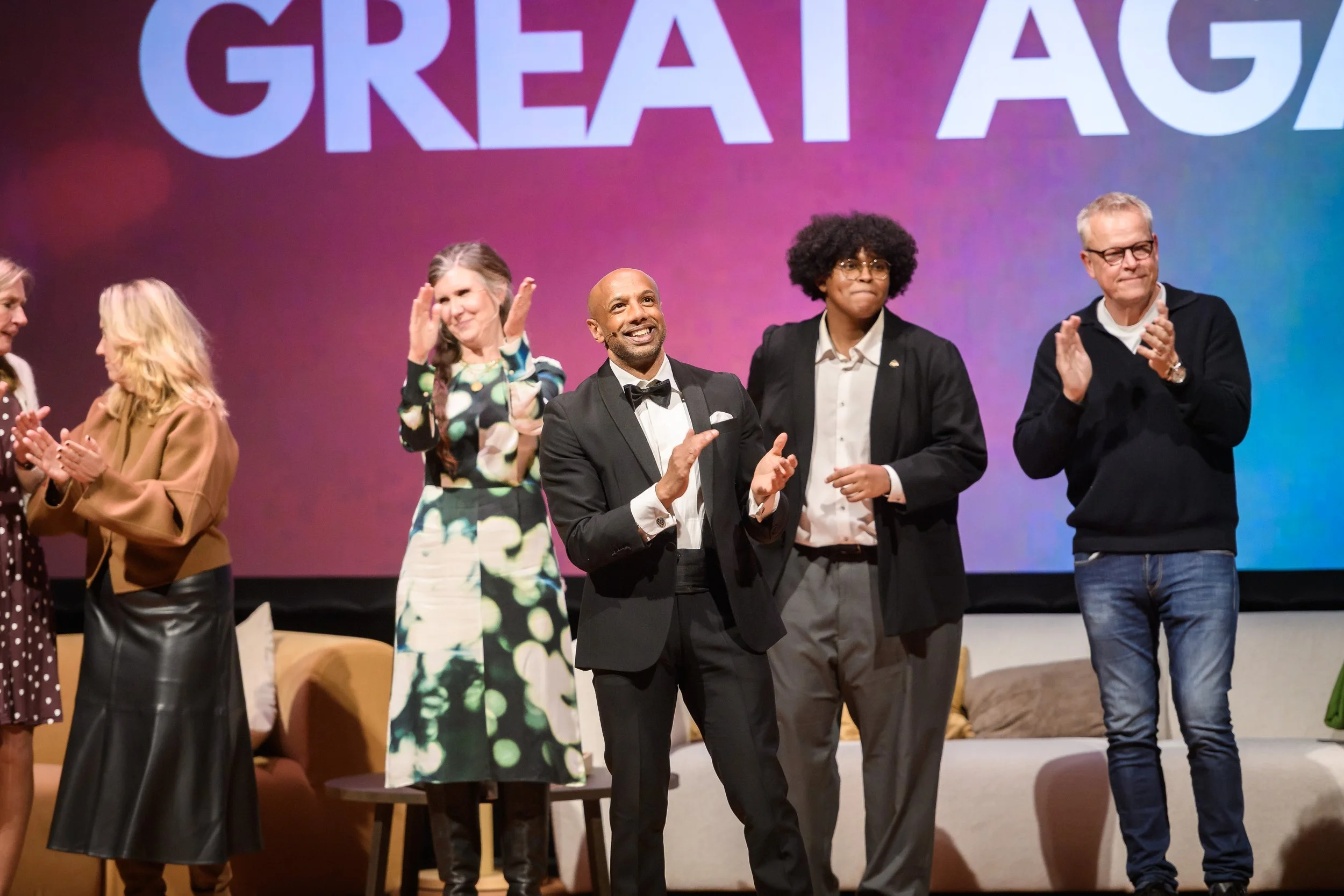 Aaron Kroon på scenen efter All Inclusive 2025 på Oscarsteatern. I bakgrunden syns bland andra Märta Stenevi och Janne Andersson.