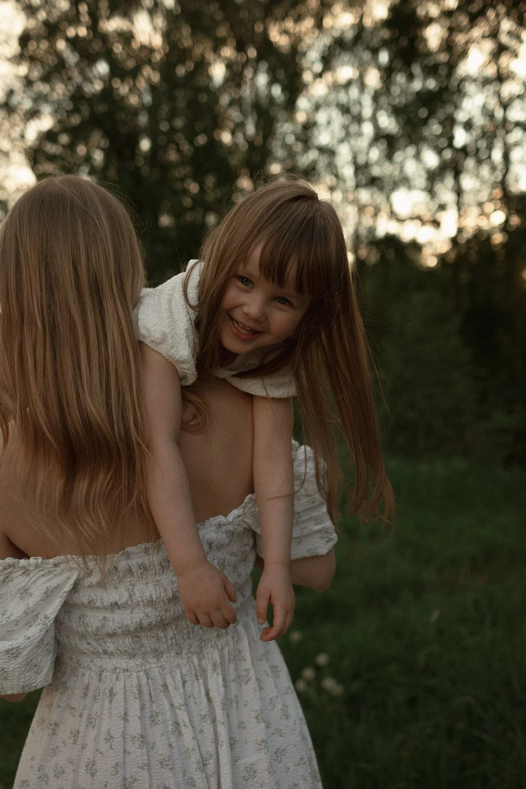 äitiyskuvaus tampereella niittymiljöössä