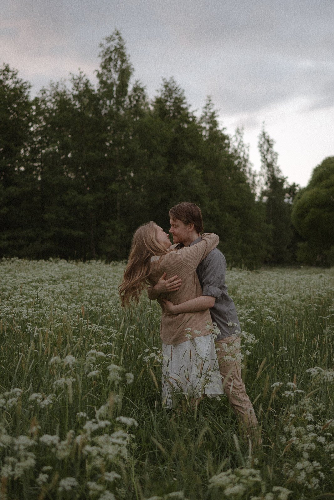  tunnelmallinen parikuvaus Tampereella iltavalossa