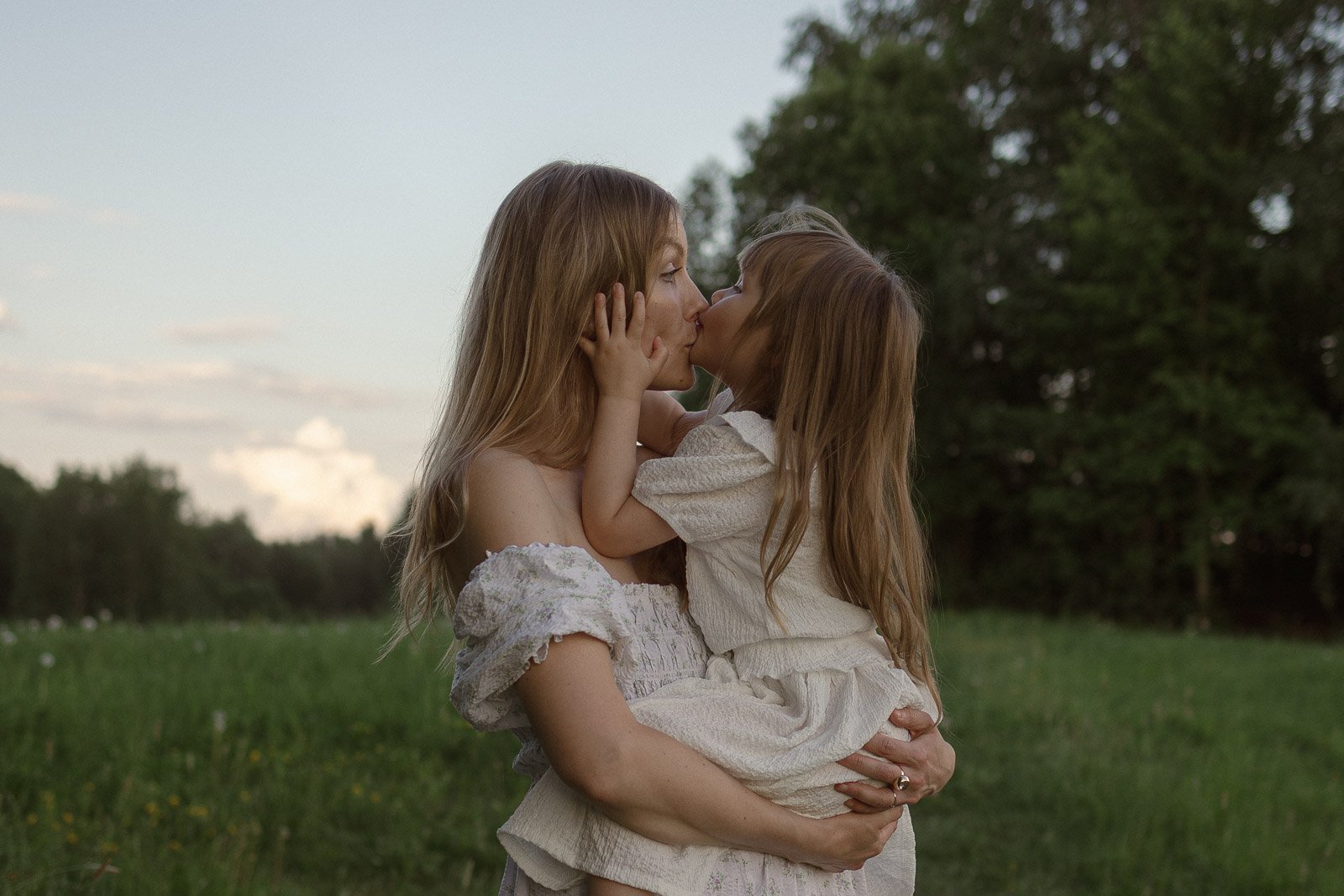 äiti ja lapsi valokuvissa tampereella niittymiljöössä